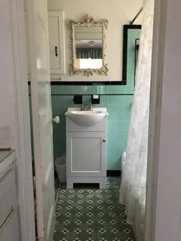 Bathroom in Cutty Sark Efficiencies and Historic Cottage's