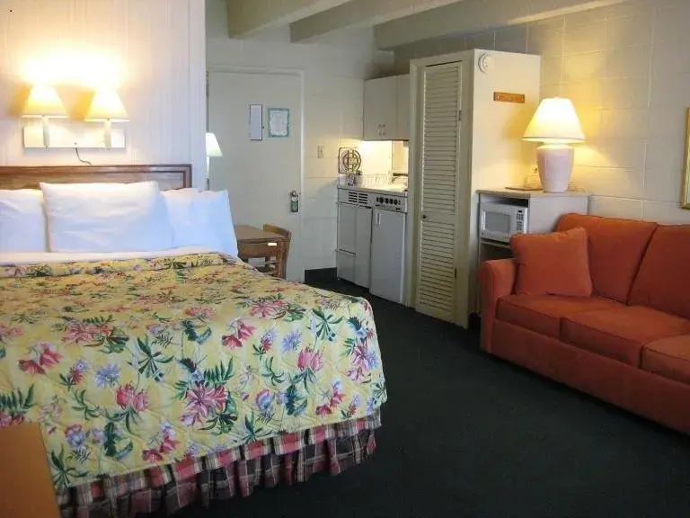 Queen Bed with Sleeper Sofa, Ocean View and Kitchenette in Cutty Sark Efficiencies and Historic Cottage's Queen Bed with Sleeper Sofa, Ocean View and Kitchenette in Cutty Sark Efficiencies and Historic Cottage's