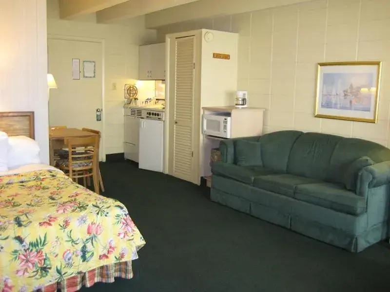 Double Bed with Sleeper Sofa, Ocean View and Kitchenette in Cutty Sark Efficiencies and Historic Cottage's Double Bed with Sleeper Sofa, Ocean View and Kitchenette in Cutty Sark Efficiencies and Historic Cottage's