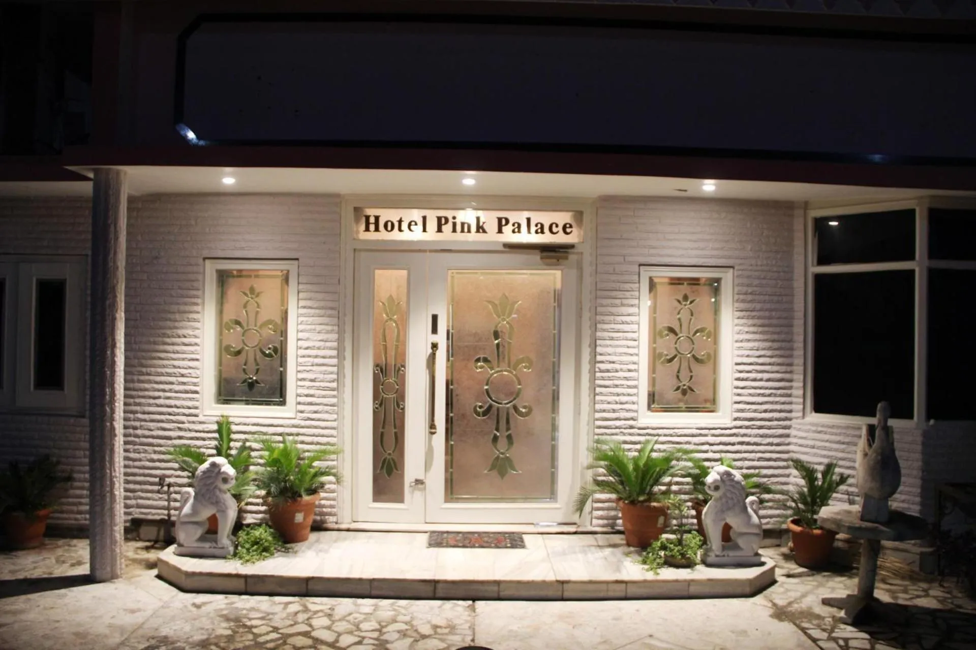 Facade/entrance in Hotel Pink Palace
