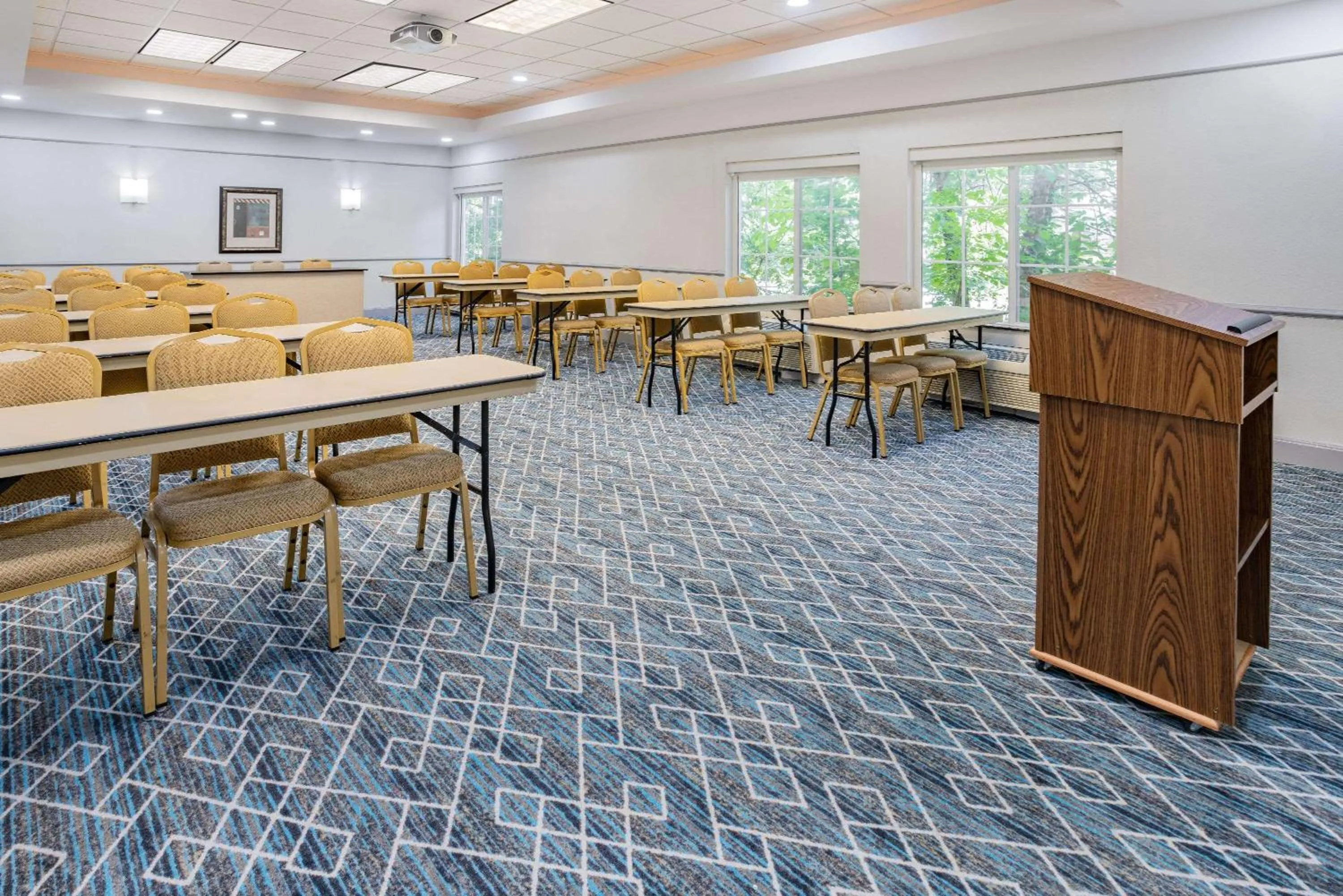 Meeting/conference room in La Quinta Inn & Suites by Wyndham Norfolk