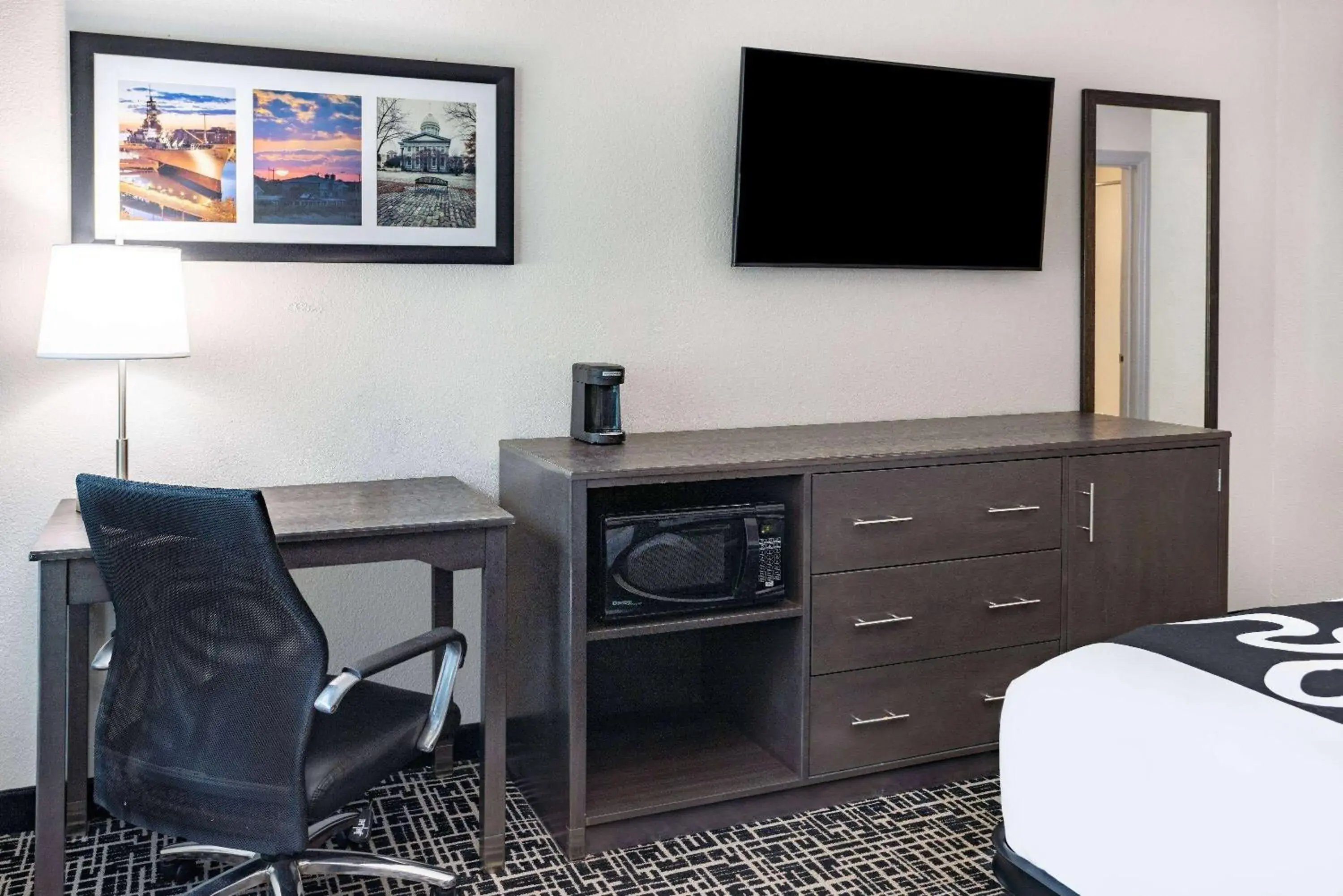 Photo of the whole room in La Quinta Inn & Suites by Wyndham Norfolk Photo of the whole room in La Quinta Inn & Suites by Wyndham Norfolk