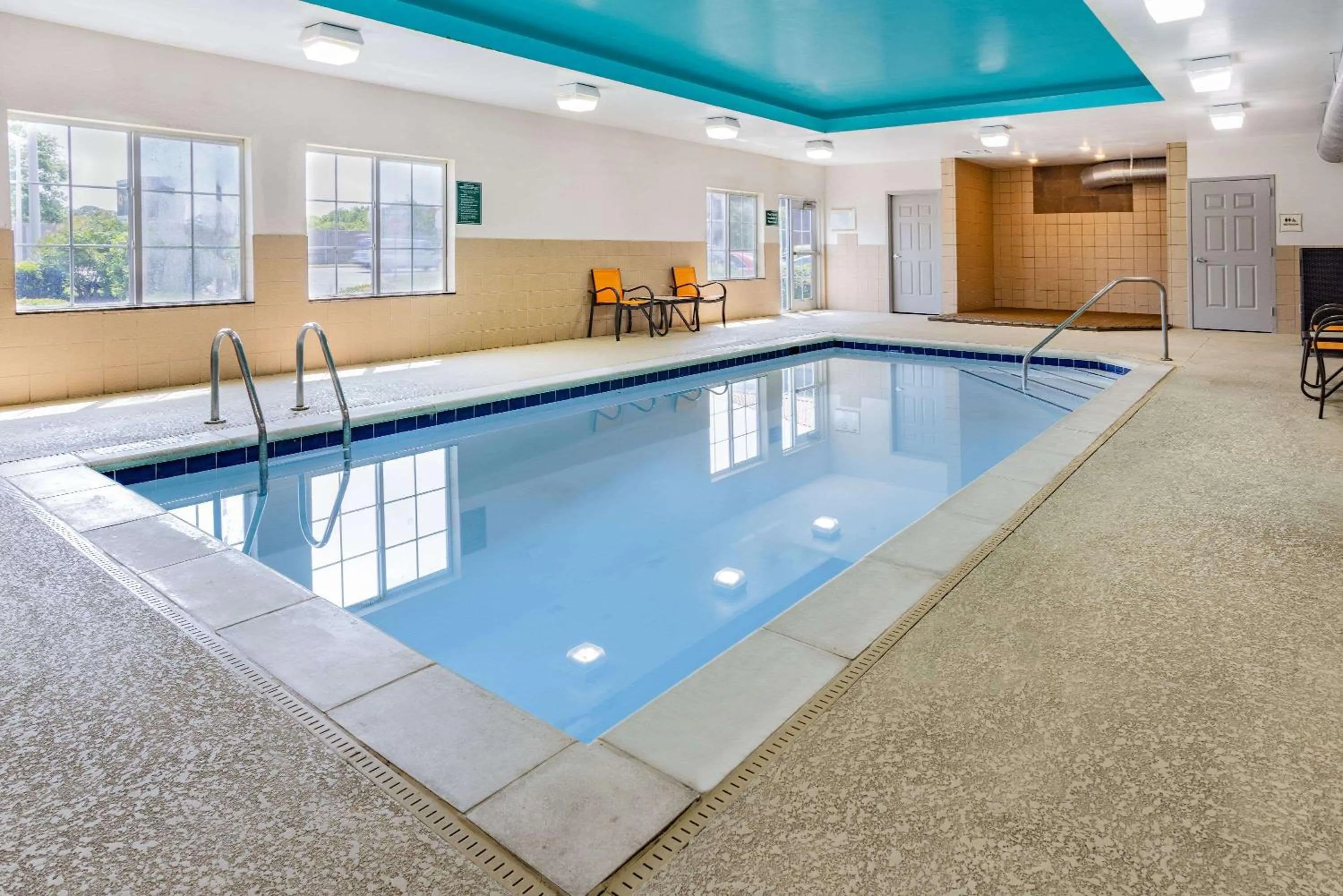 Pool view in La Quinta Inn & Suites by Wyndham Norfolk