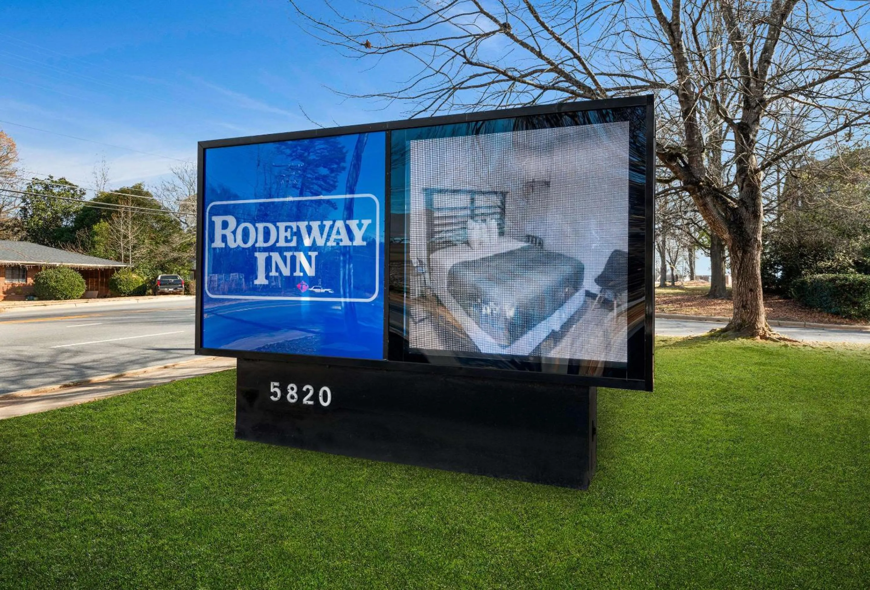 Property building in Rodeway Inn Charlotte Independence Blvd
