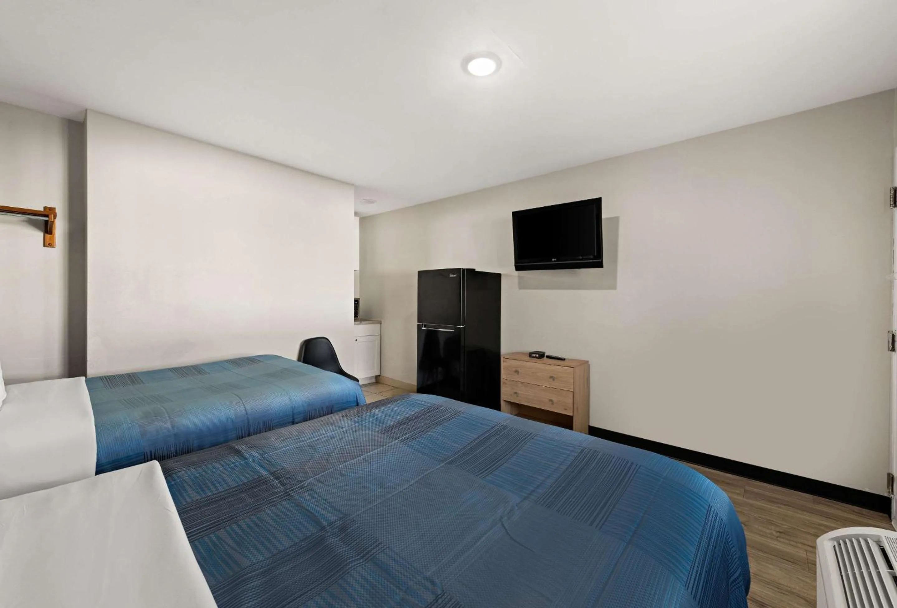 Bedroom, Bed in Rodeway Inn Charlotte Independence Blvd