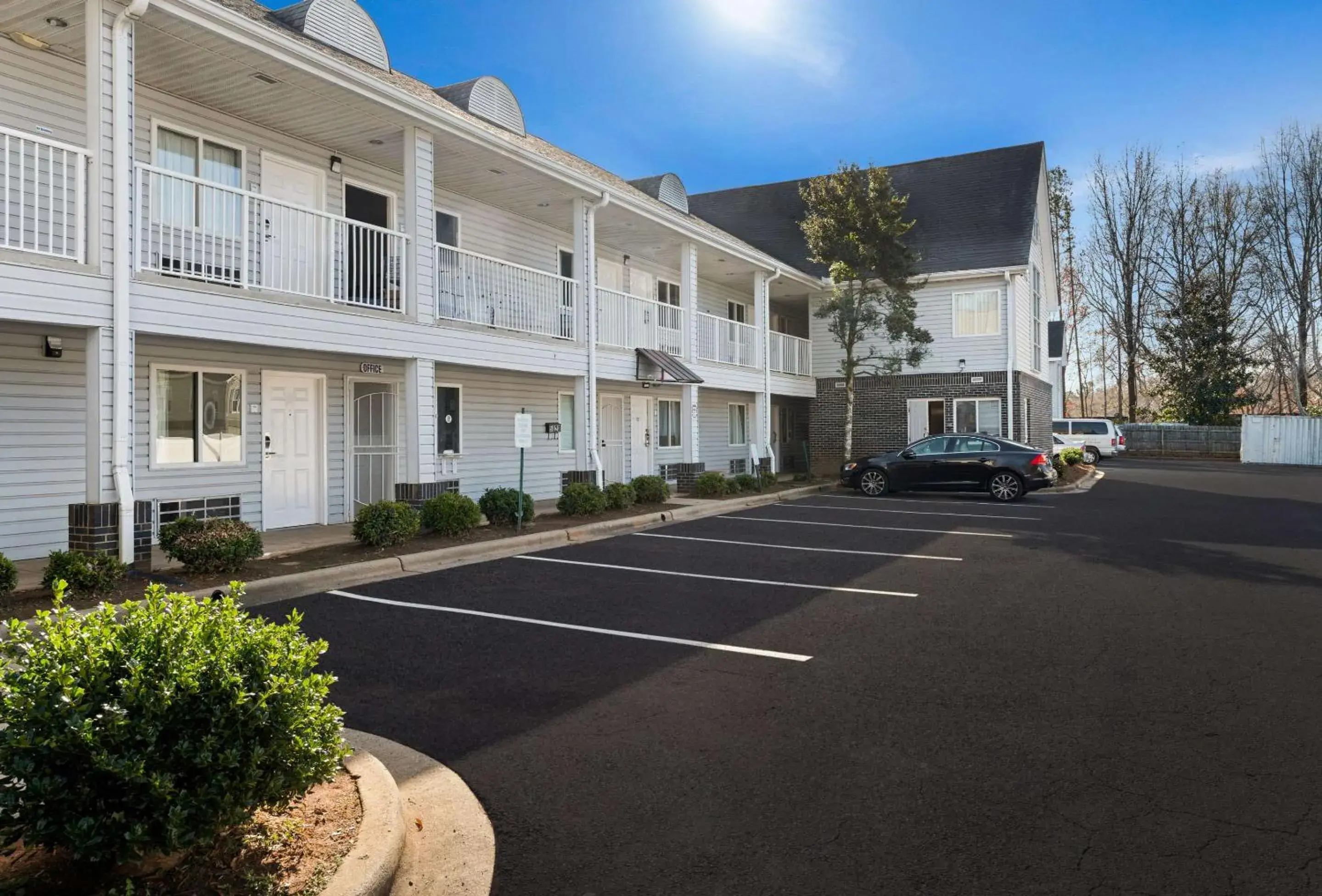 Property building in Rodeway Inn Charlotte Independence Blvd Property building in Rodeway Inn Charlotte Independence Blvd