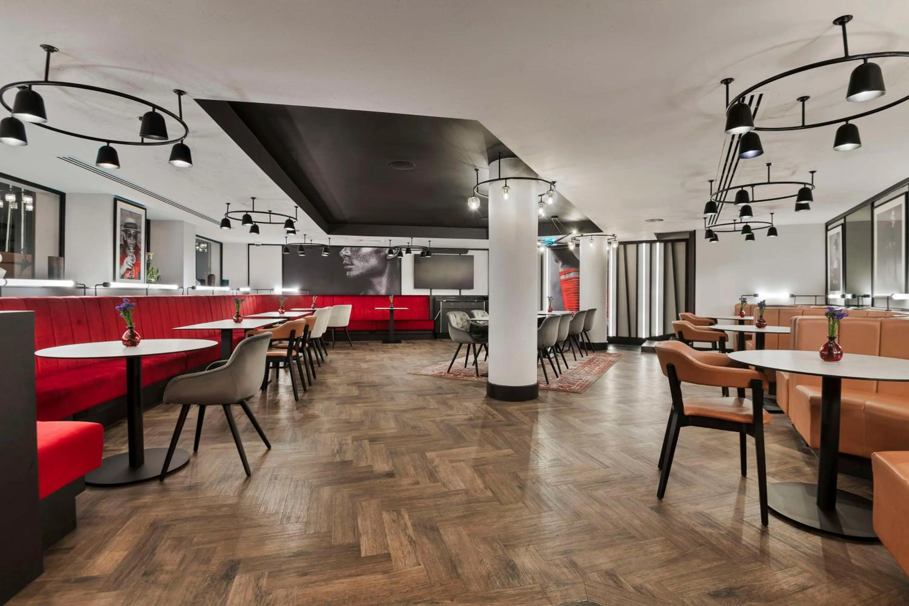 Lounge or bar in Radisson Hotel and Conference Centre London Heathrow