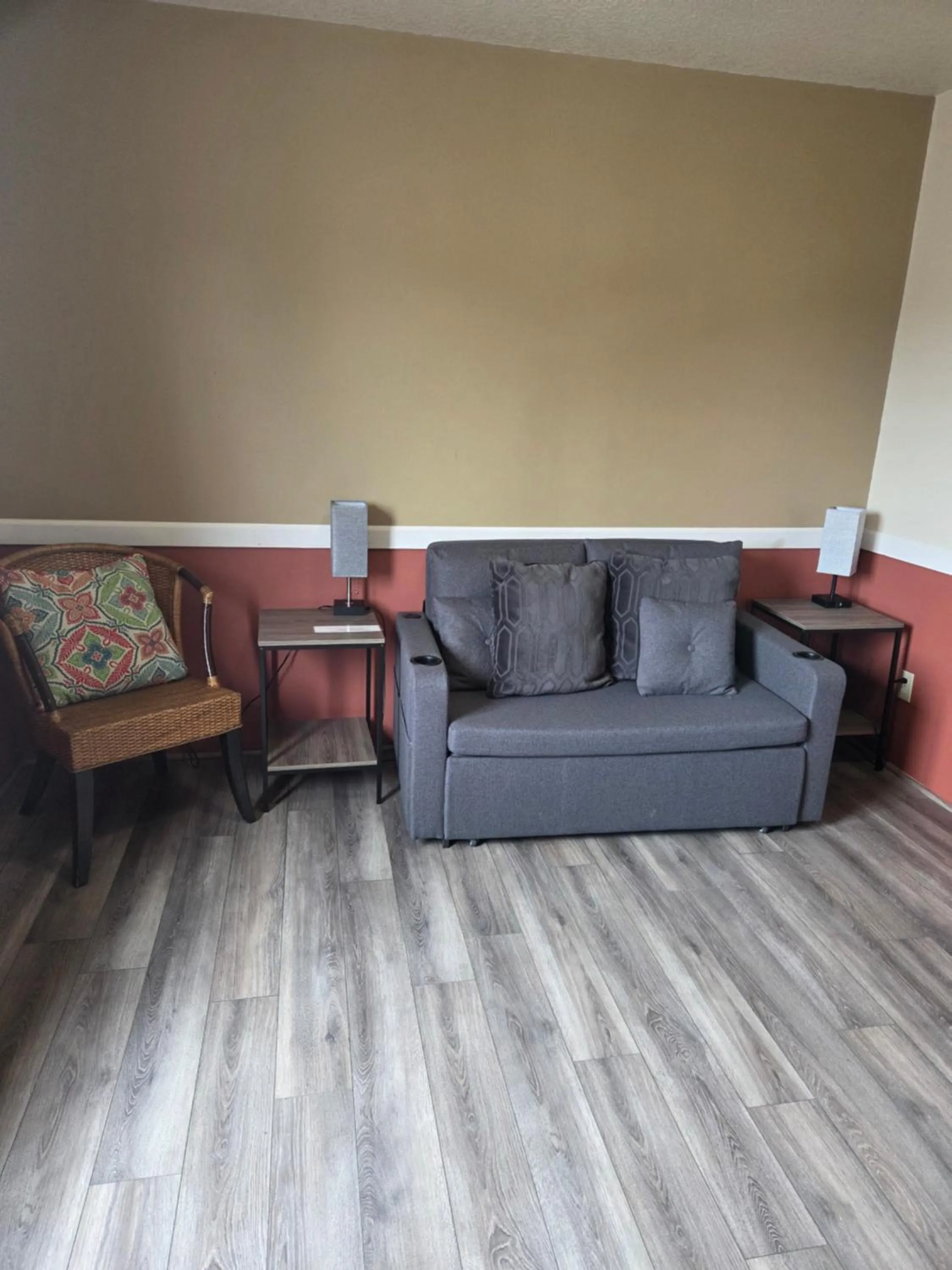 Living room in Hillcrest Inn