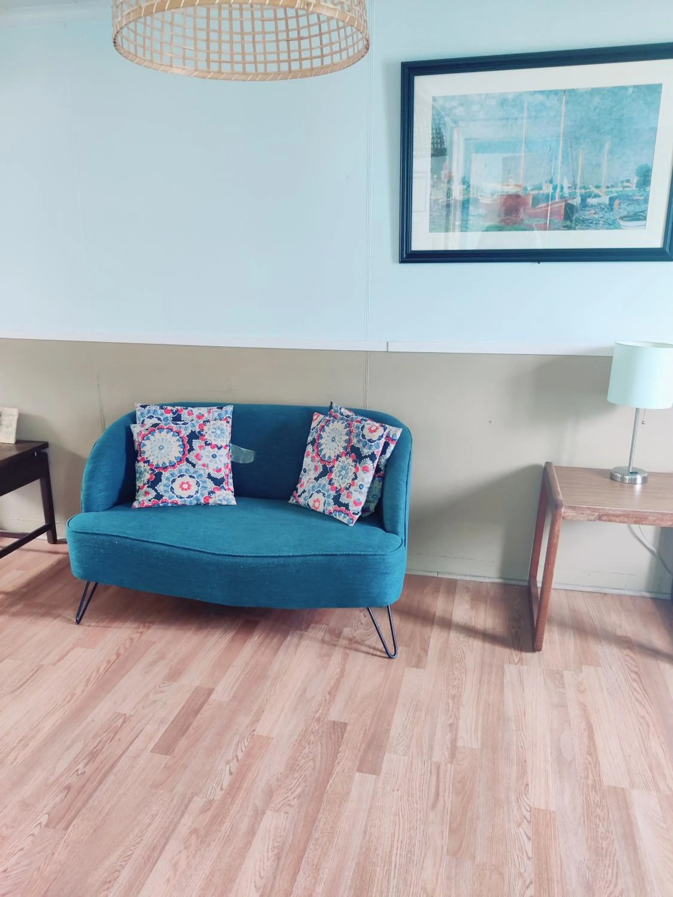 Living room in Hillcrest Inn