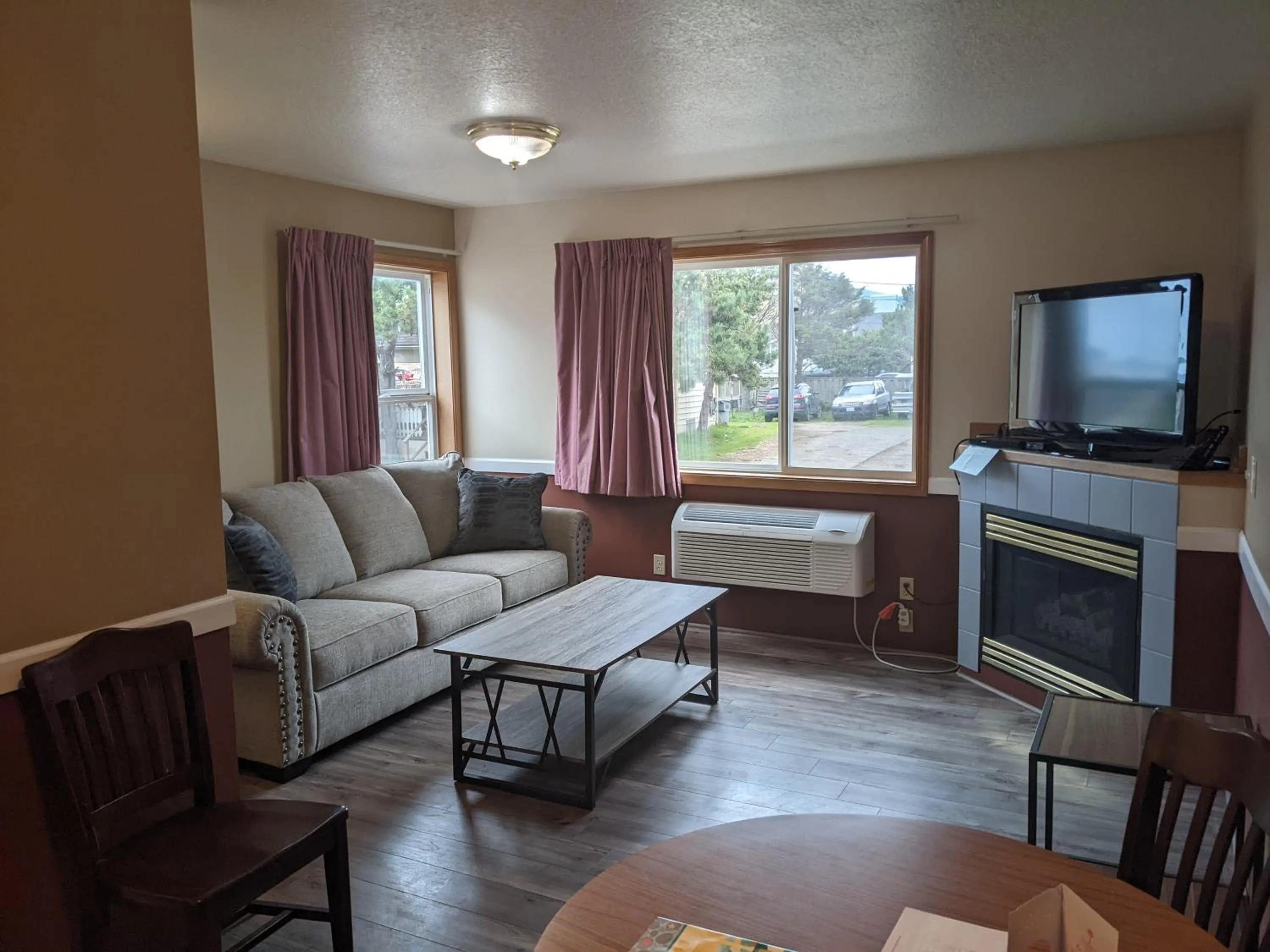 Living room in Hillcrest Inn