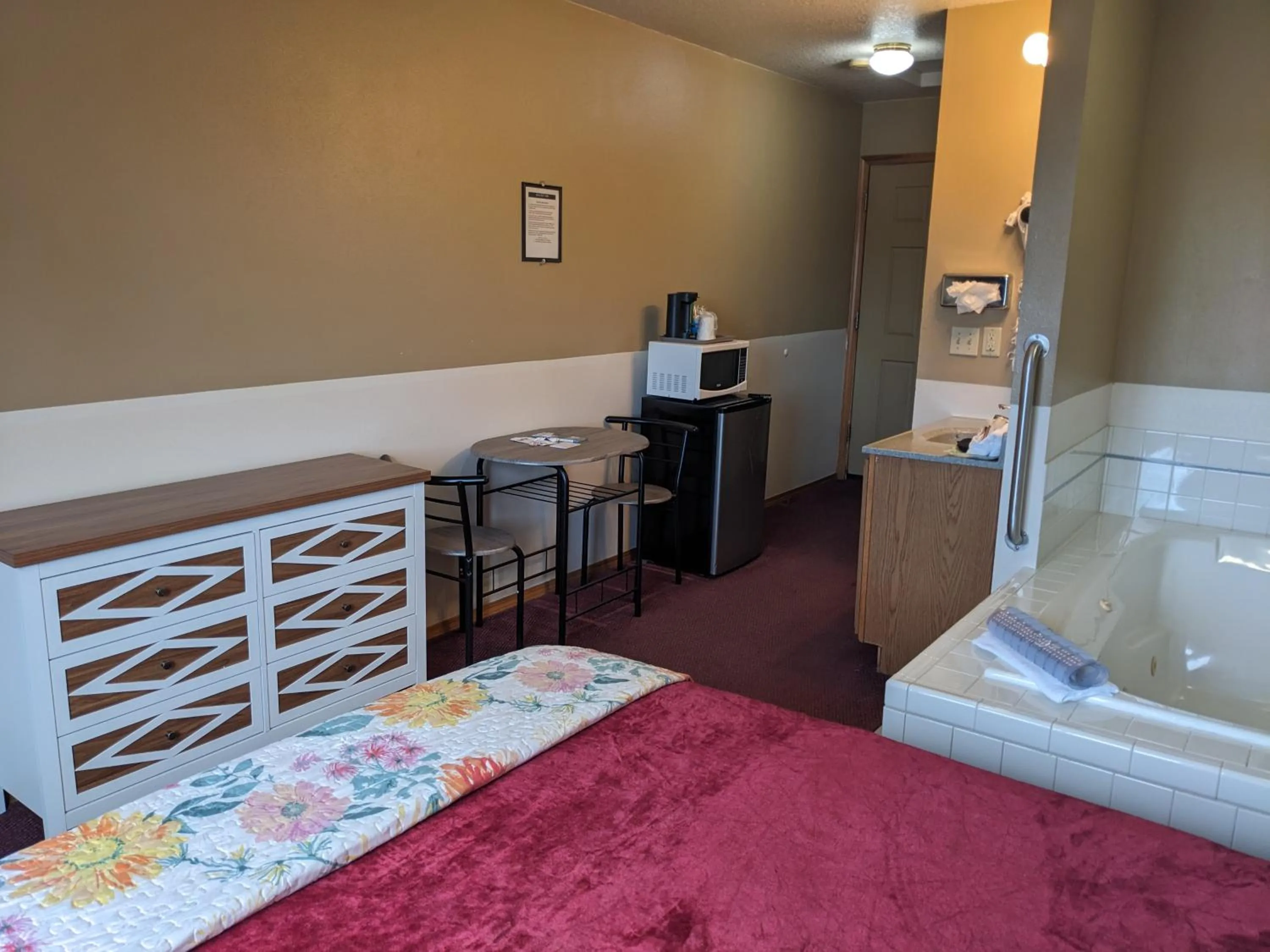 Hot Tub, Bed in Hillcrest Inn