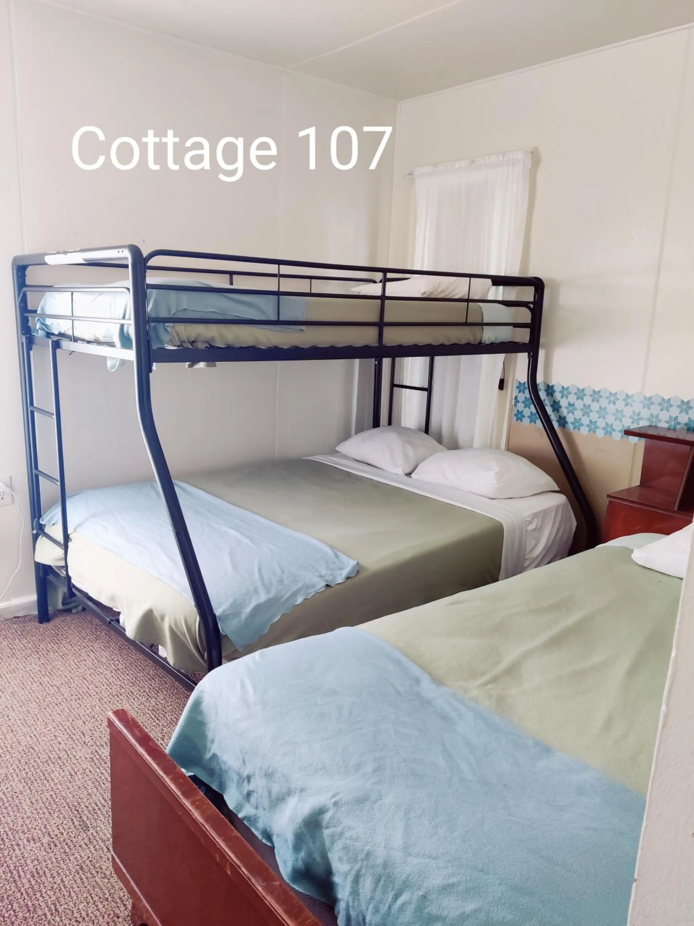 Bedroom, Bed in Hillcrest Inn