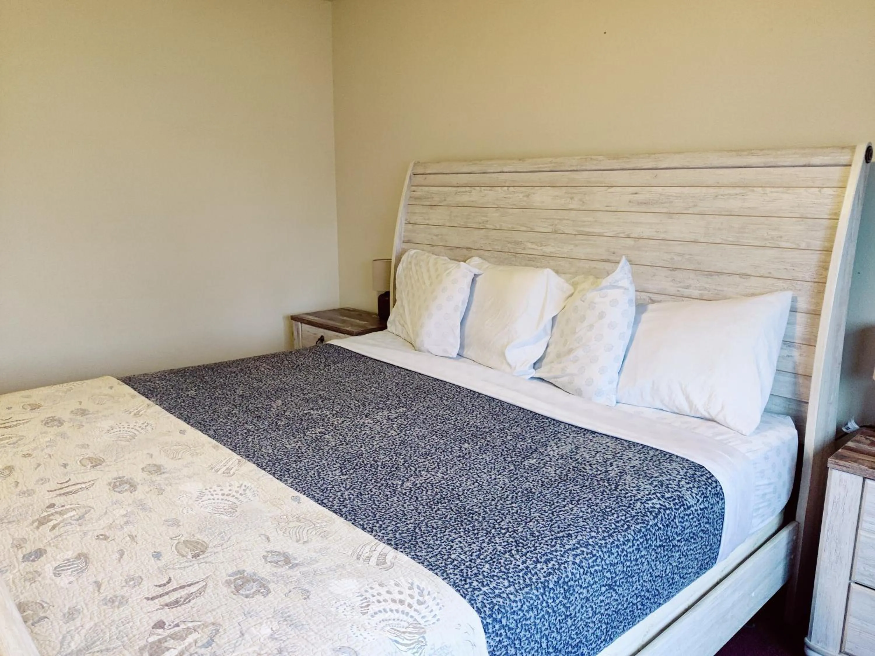 Bed in Hillcrest Inn