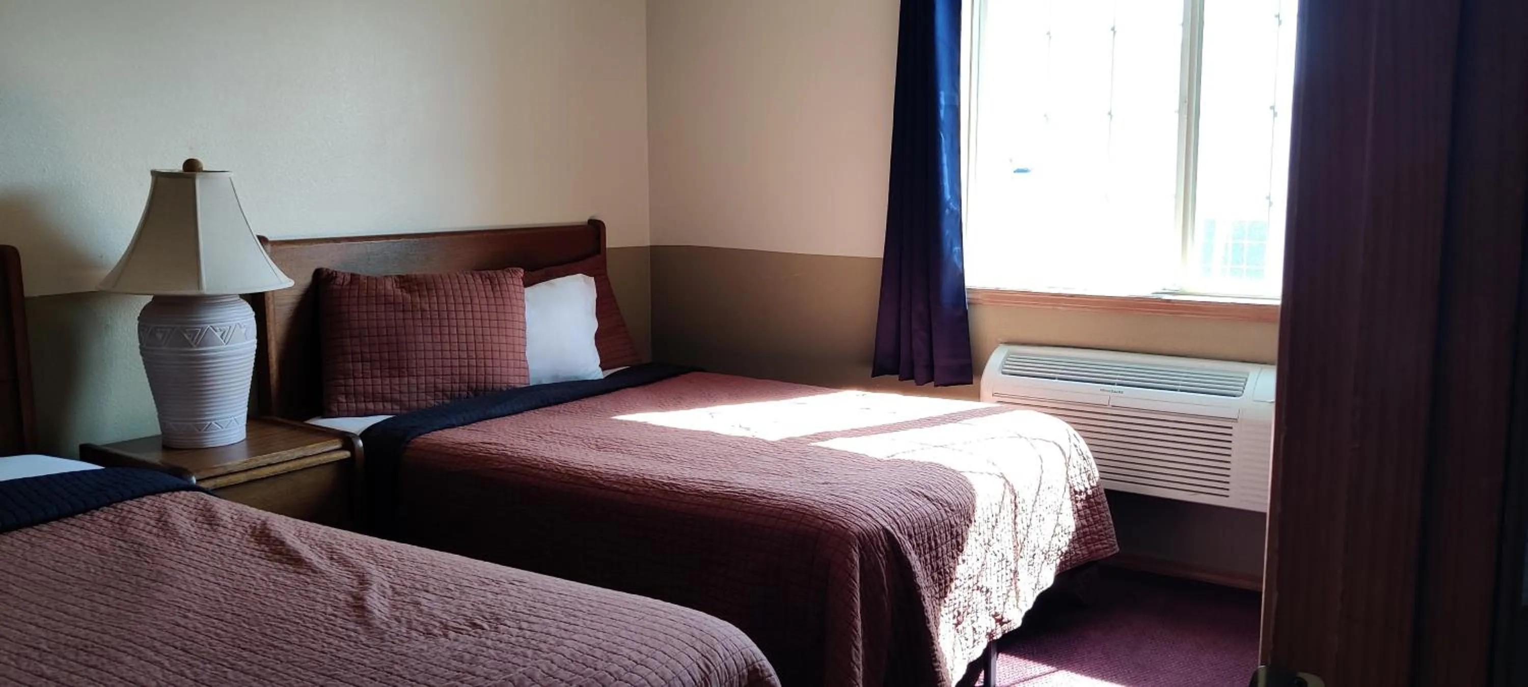 Bed in Hillcrest Inn