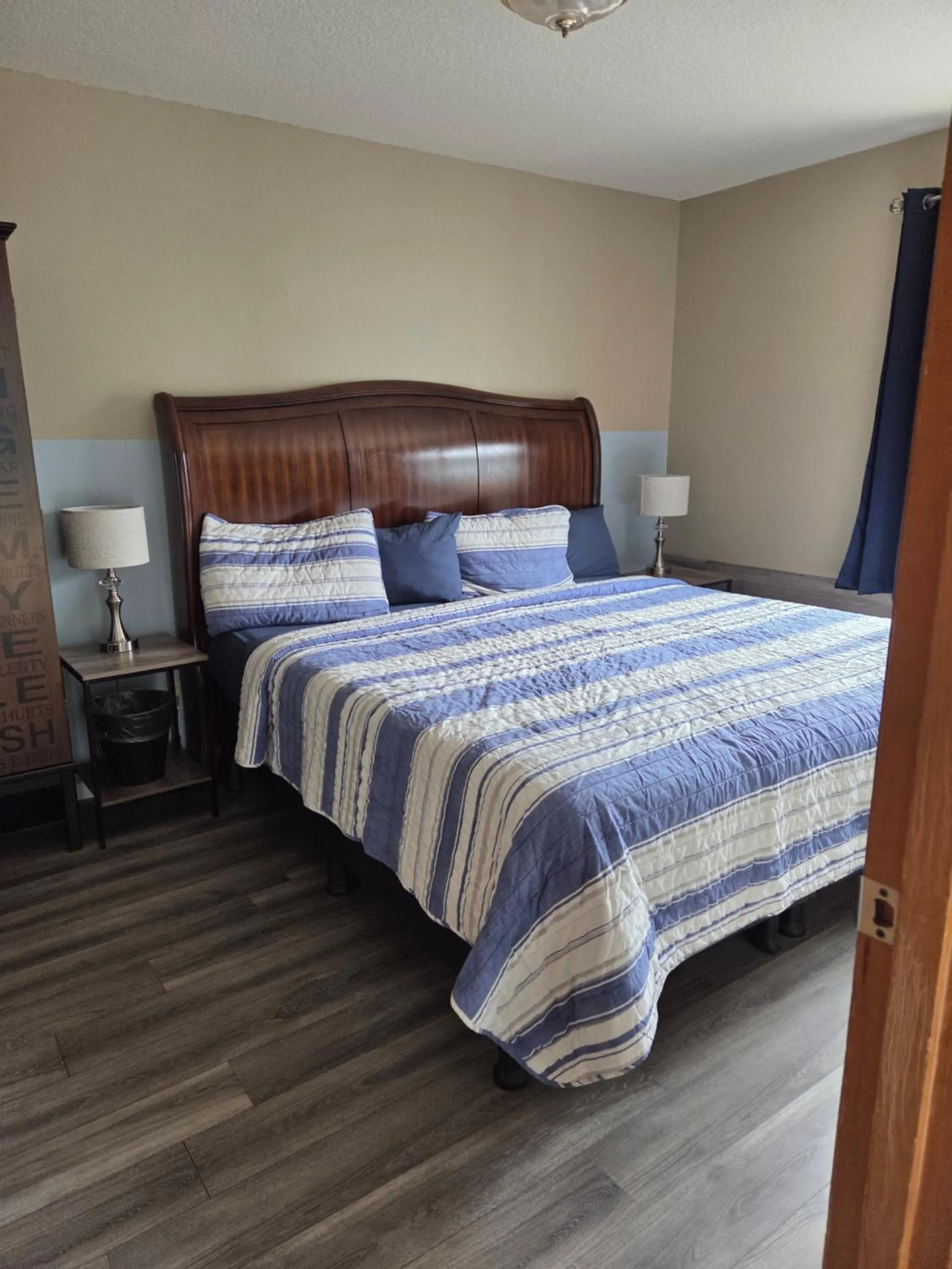 Bedroom, Bed in Hillcrest Inn