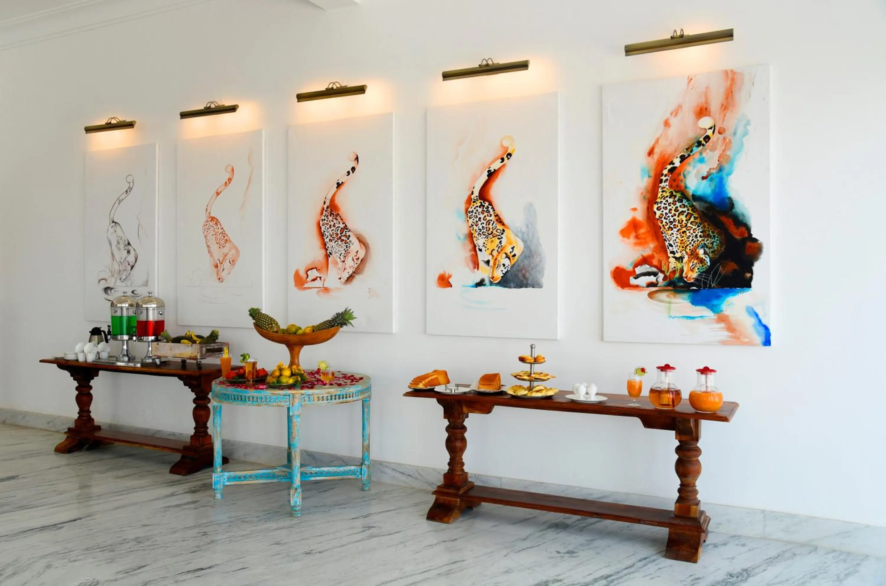 Restaurant/places to eat in Fateh Safari Suites by Fateh Collection