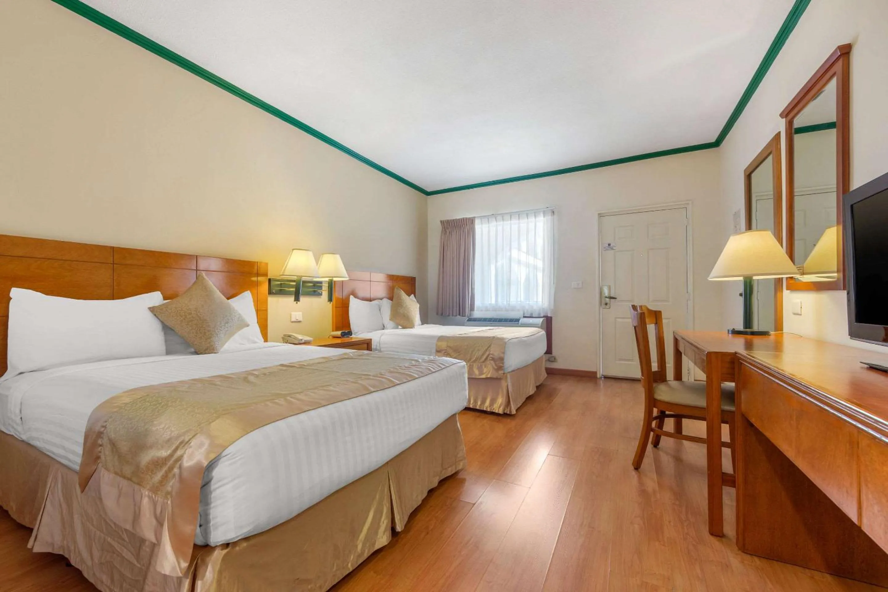 Photo of the whole room in Comfort Inn Monclova