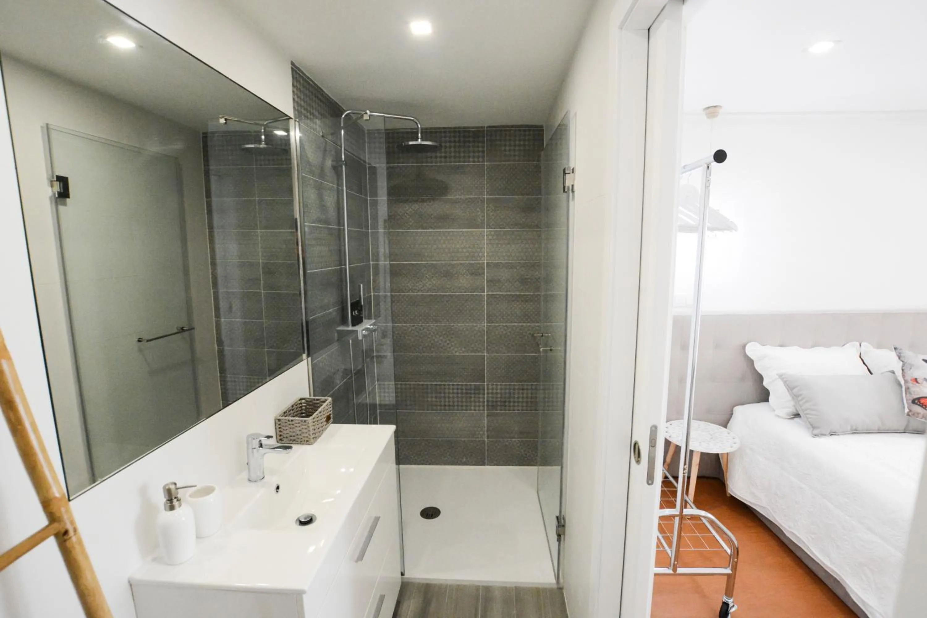 LUXURY Golden River Apartment - In the Heart of city center and wine cellars