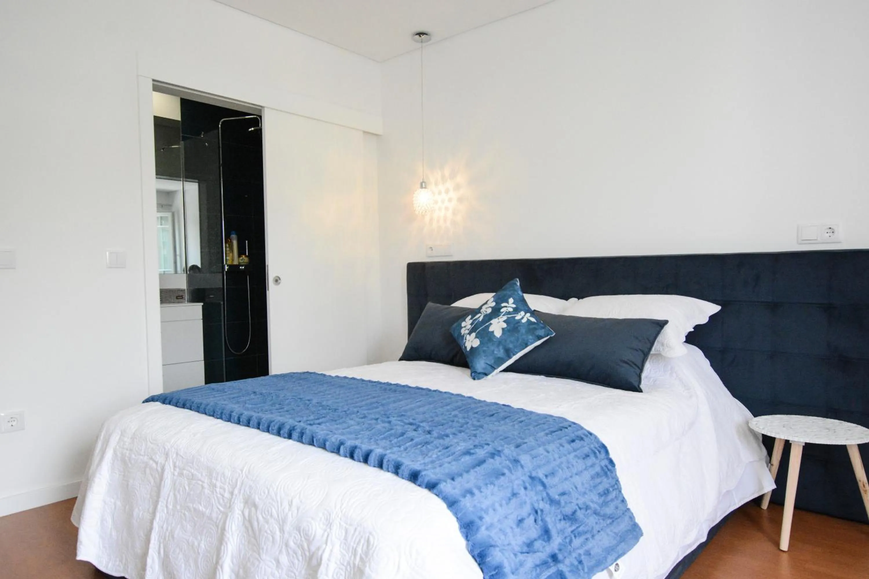 Bed in LUXURY Golden River Apartment - In the Heart of city center and wine cellars