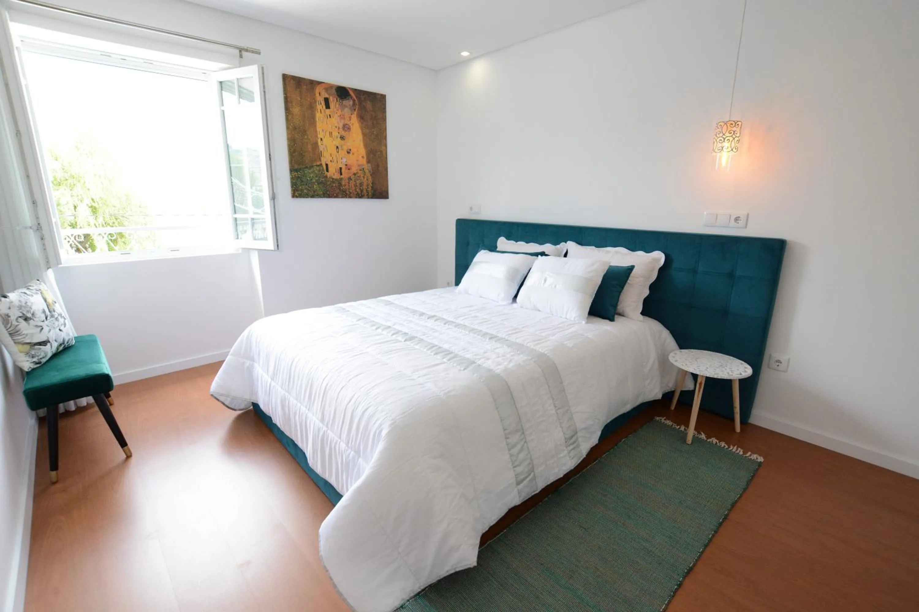Bed in LUXURY Golden River Apartment - In the Heart of city center and wine cellars