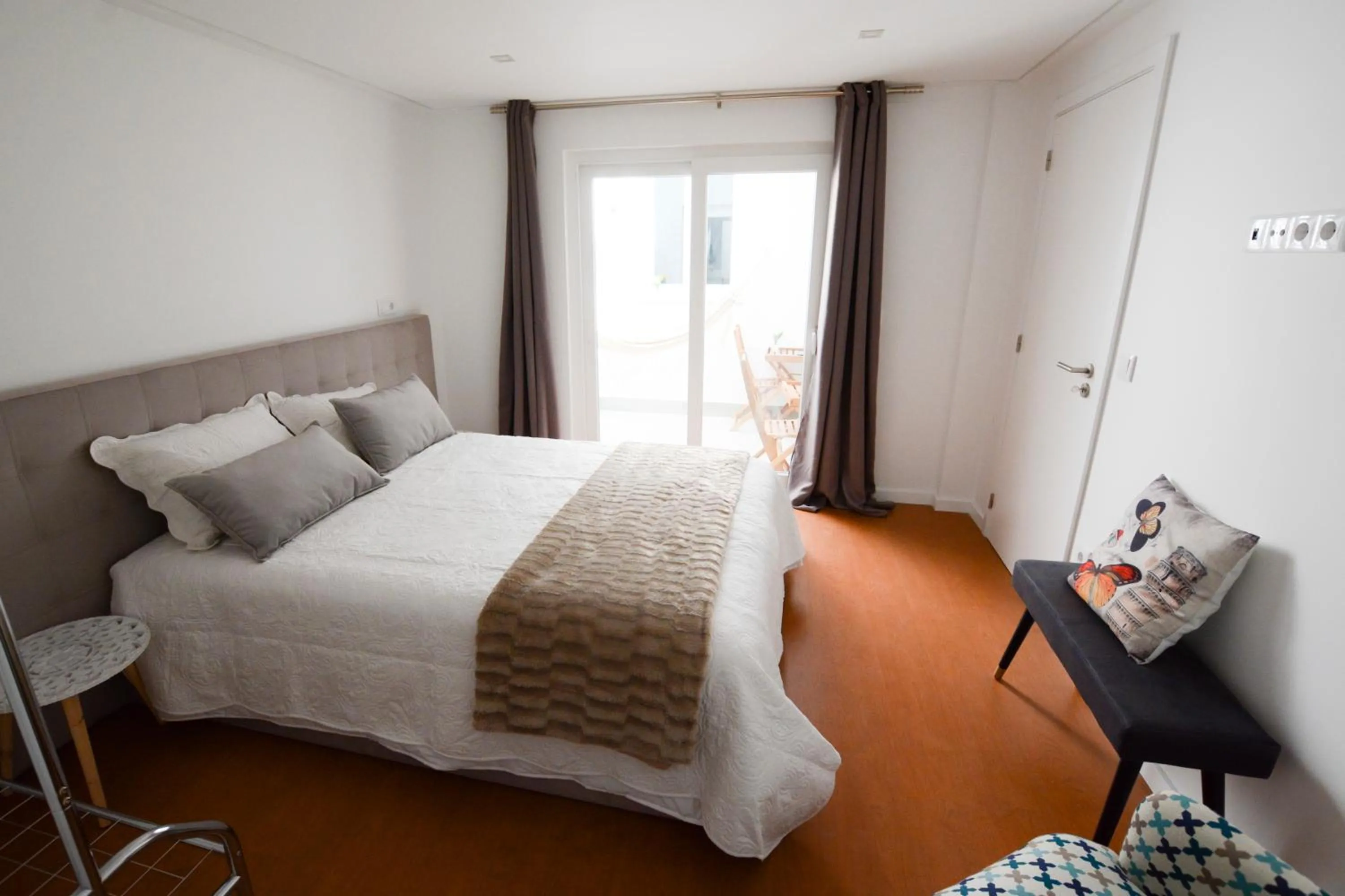 Bed in LUXURY Golden River Apartment - In the Heart of city center and wine cellars