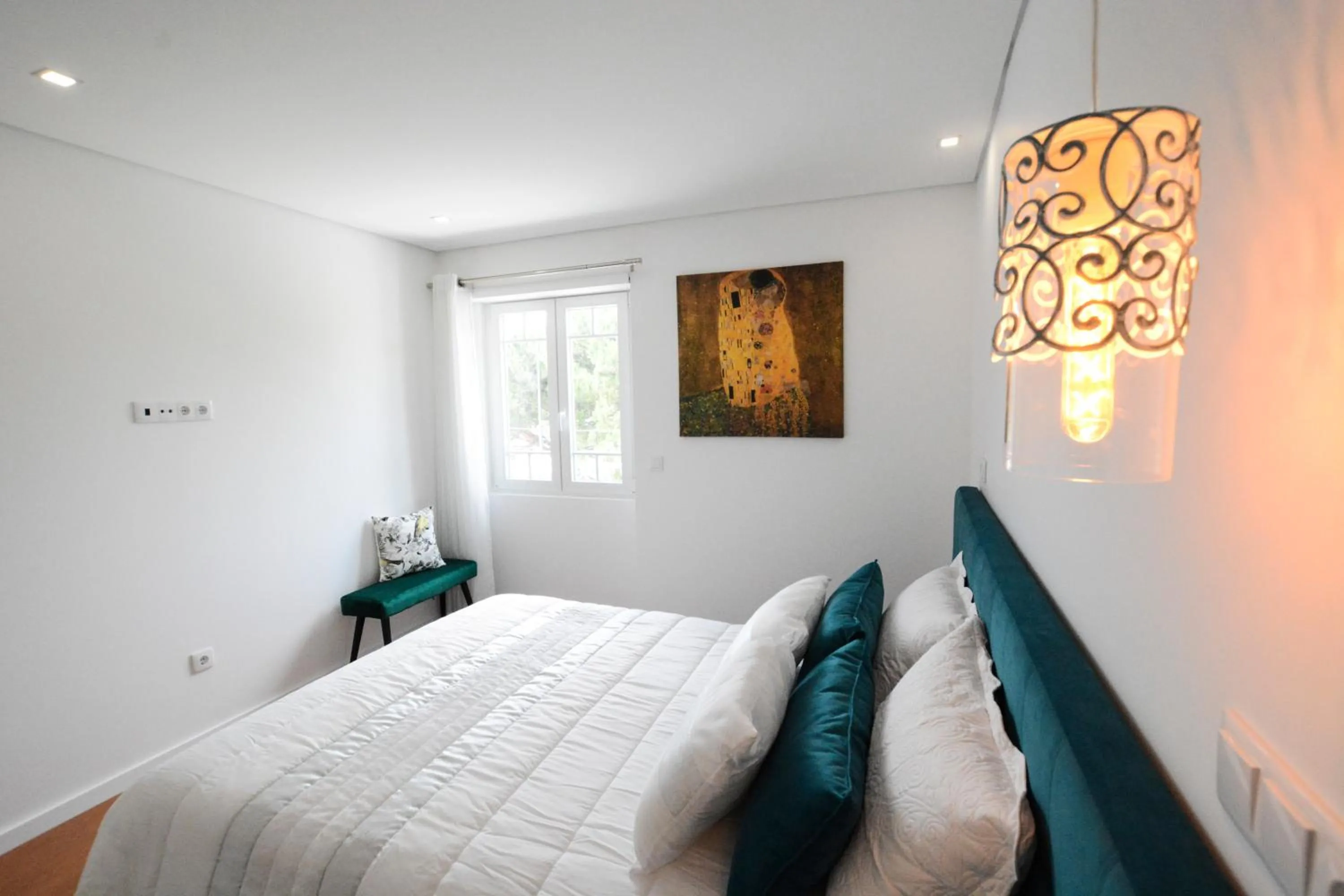 Bed in LUXURY Golden River Apartment - In the Heart of city center and wine cellars