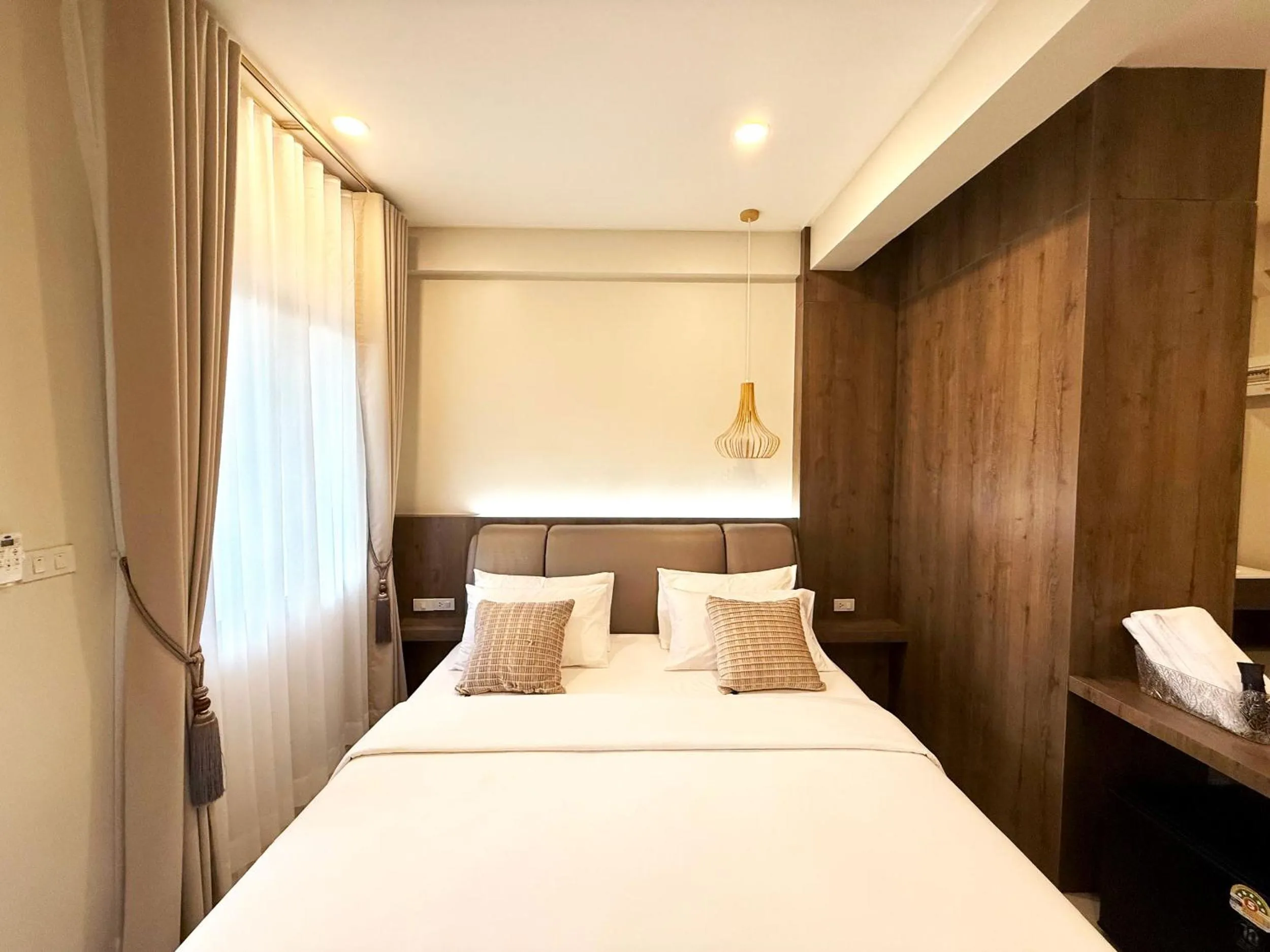 Bed in Sabaii Bay Resort