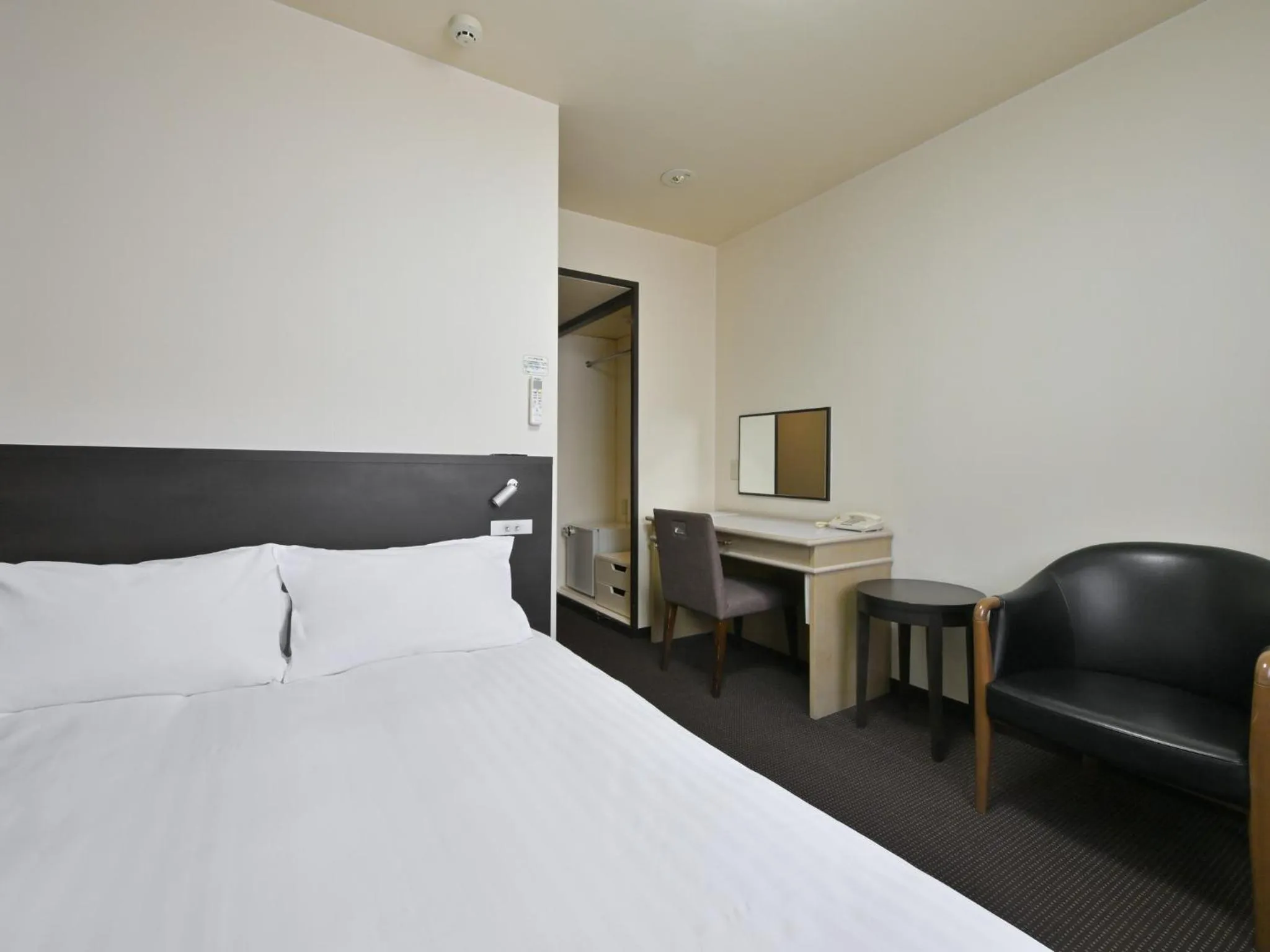 Photo of the whole room, Bed in Takamatsu Kokusai Hotel