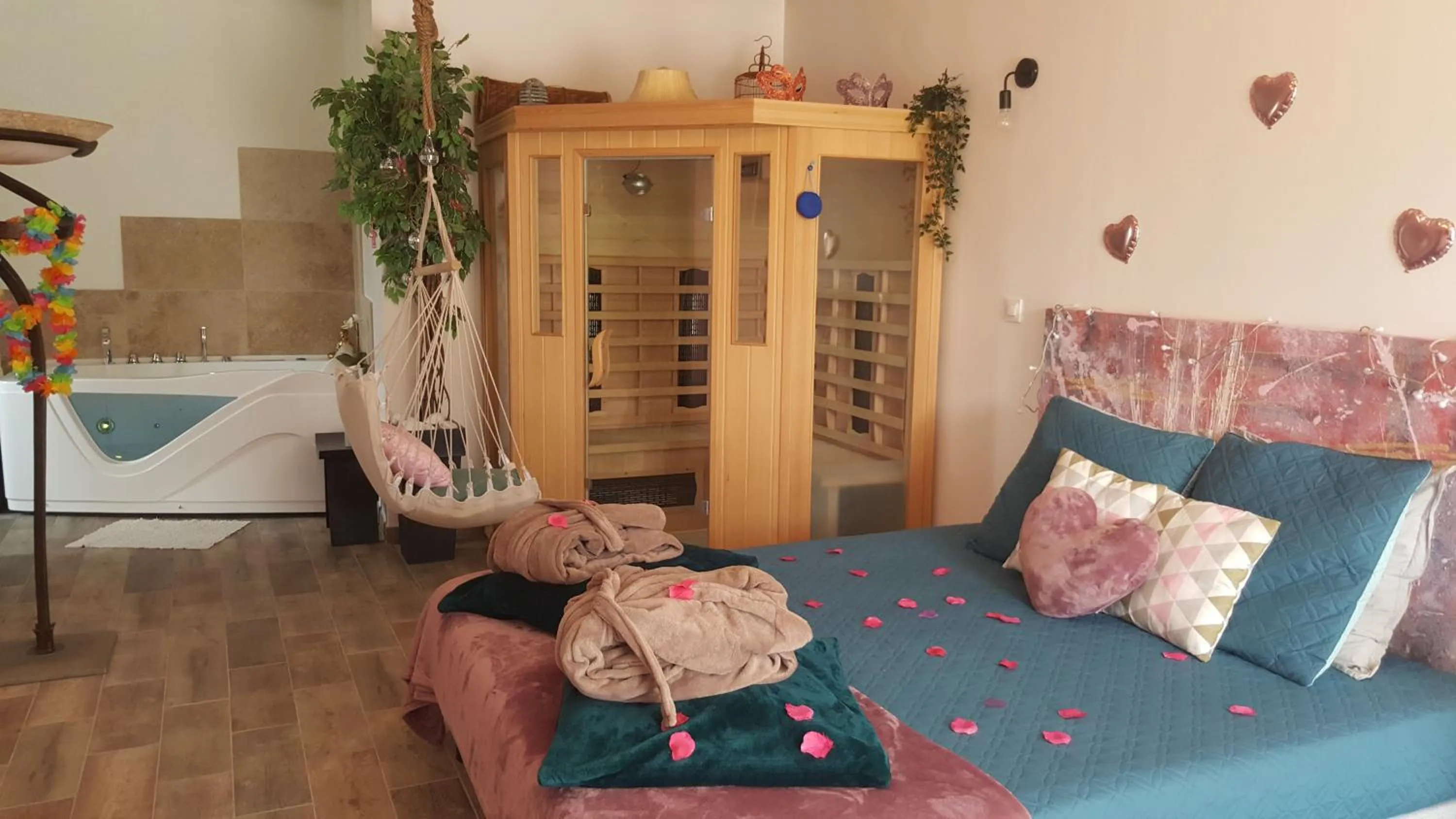 Bed in Le Mas Romantique avec Jacuzzi et Sauna privé