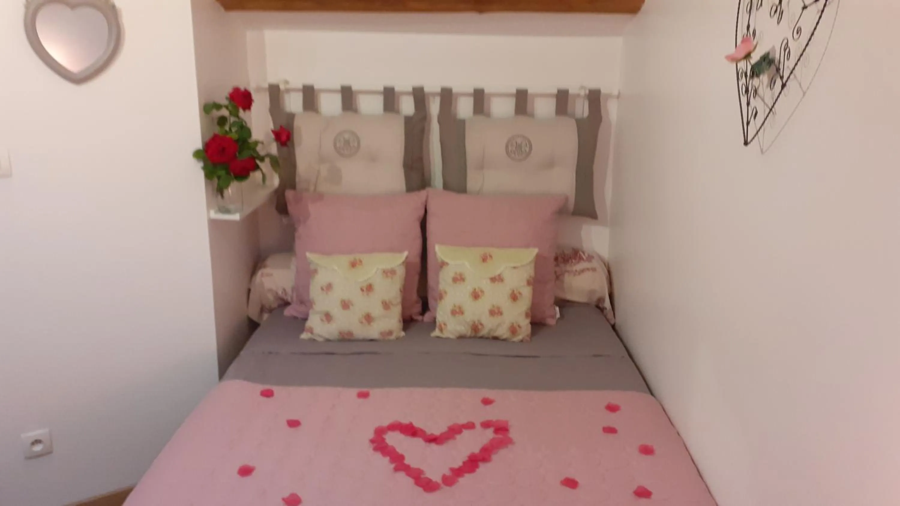 Bed in Le Mas Romantique avec Jacuzzi et Sauna privé