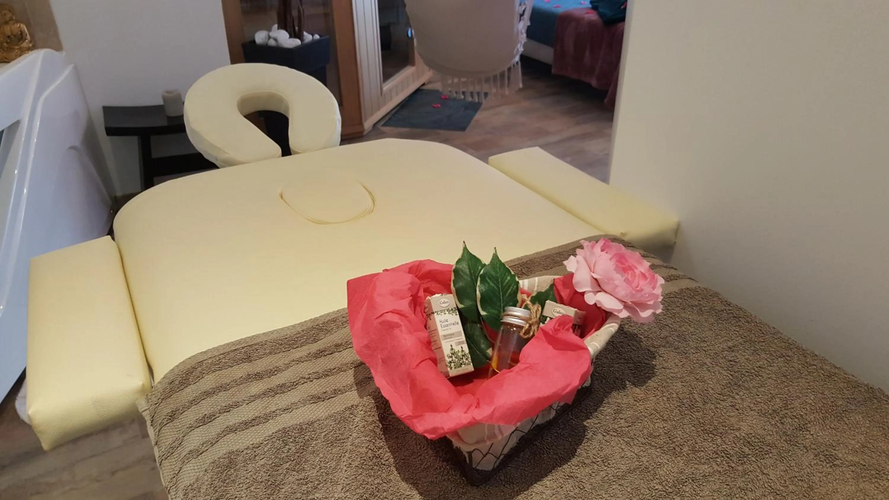 Massage, Bed in Le Mas Romantique avec Jacuzzi et Sauna privé