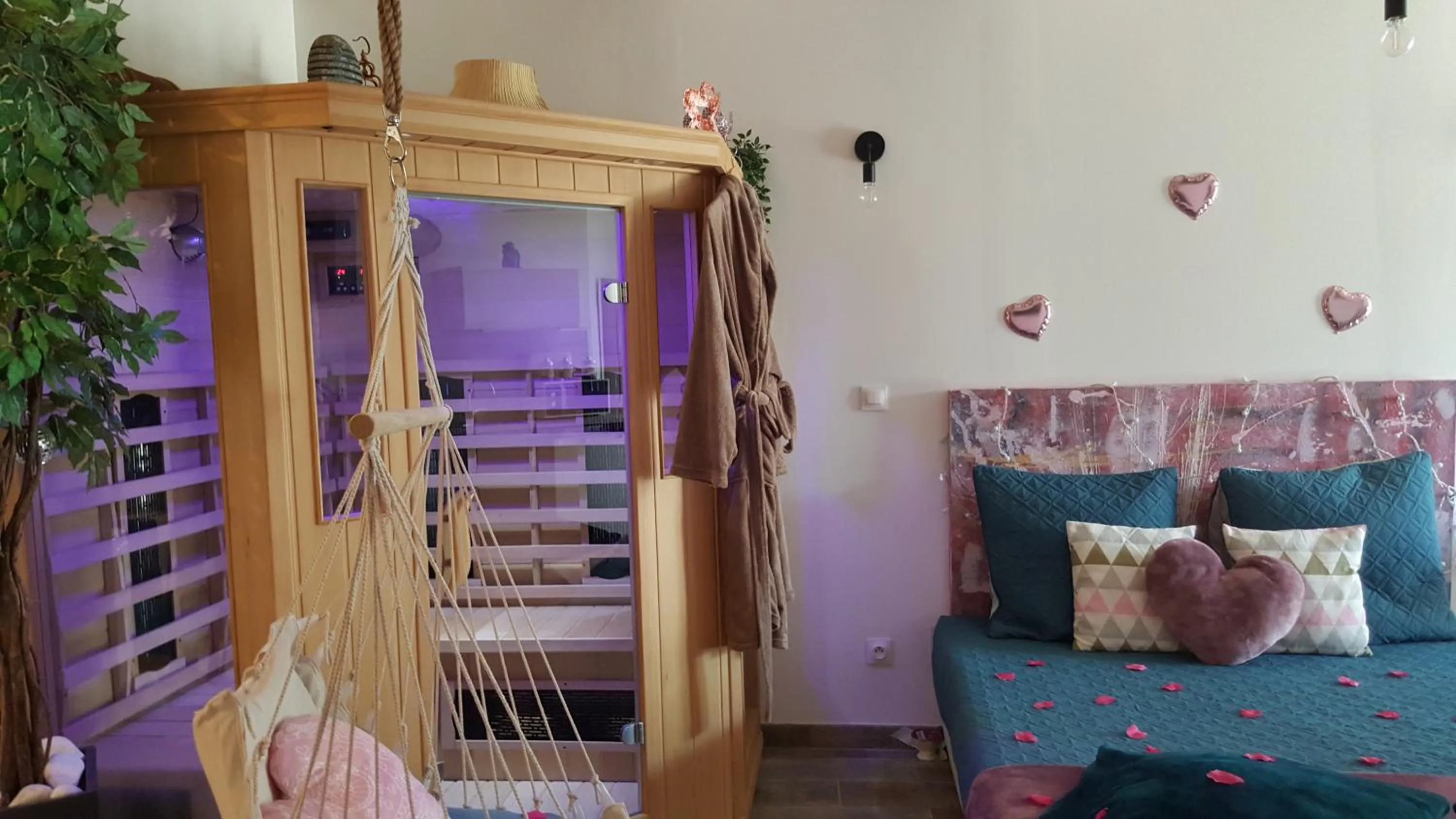 Bed in Le Mas Romantique avec Jacuzzi et Sauna privé