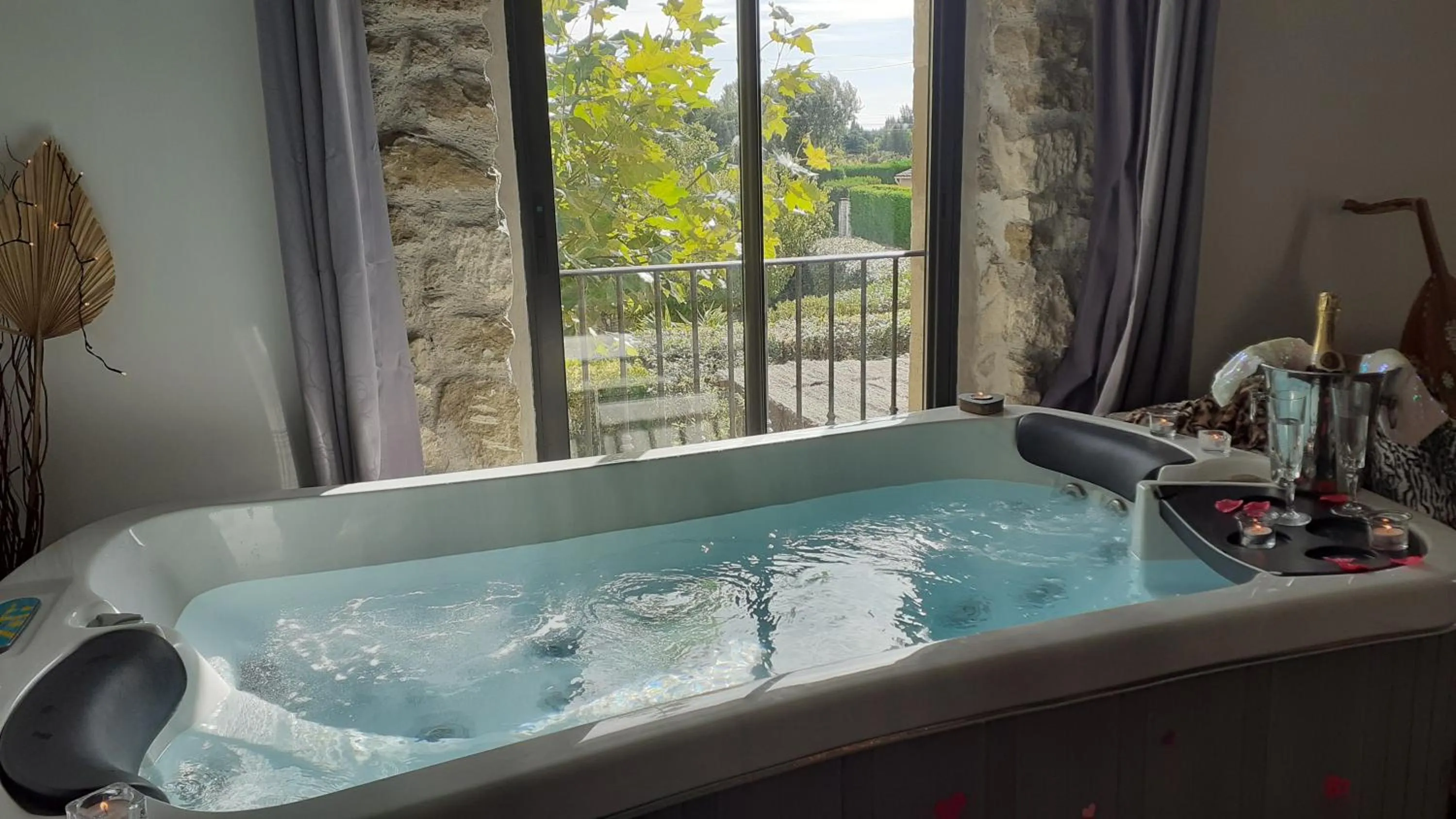 Le Mas Romantique avec Jacuzzi et Sauna privé