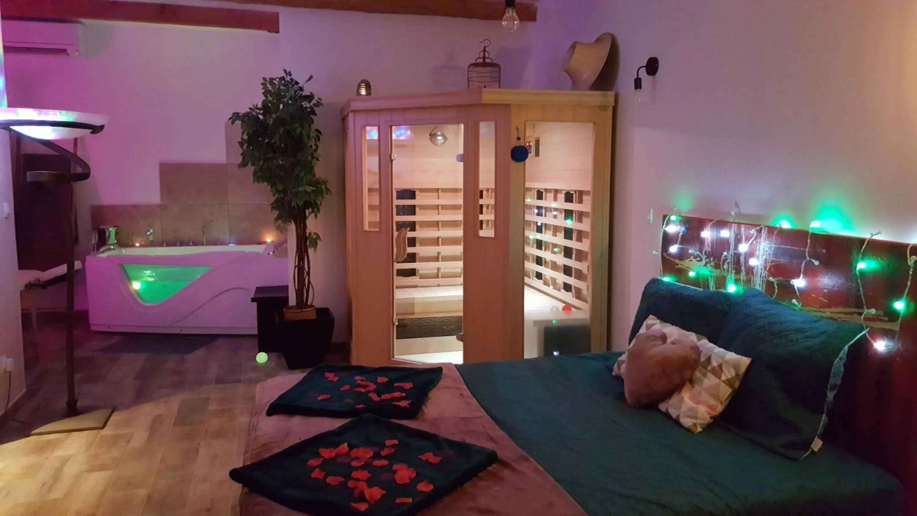 Bed in Le Mas Romantique avec Jacuzzi et Sauna privé