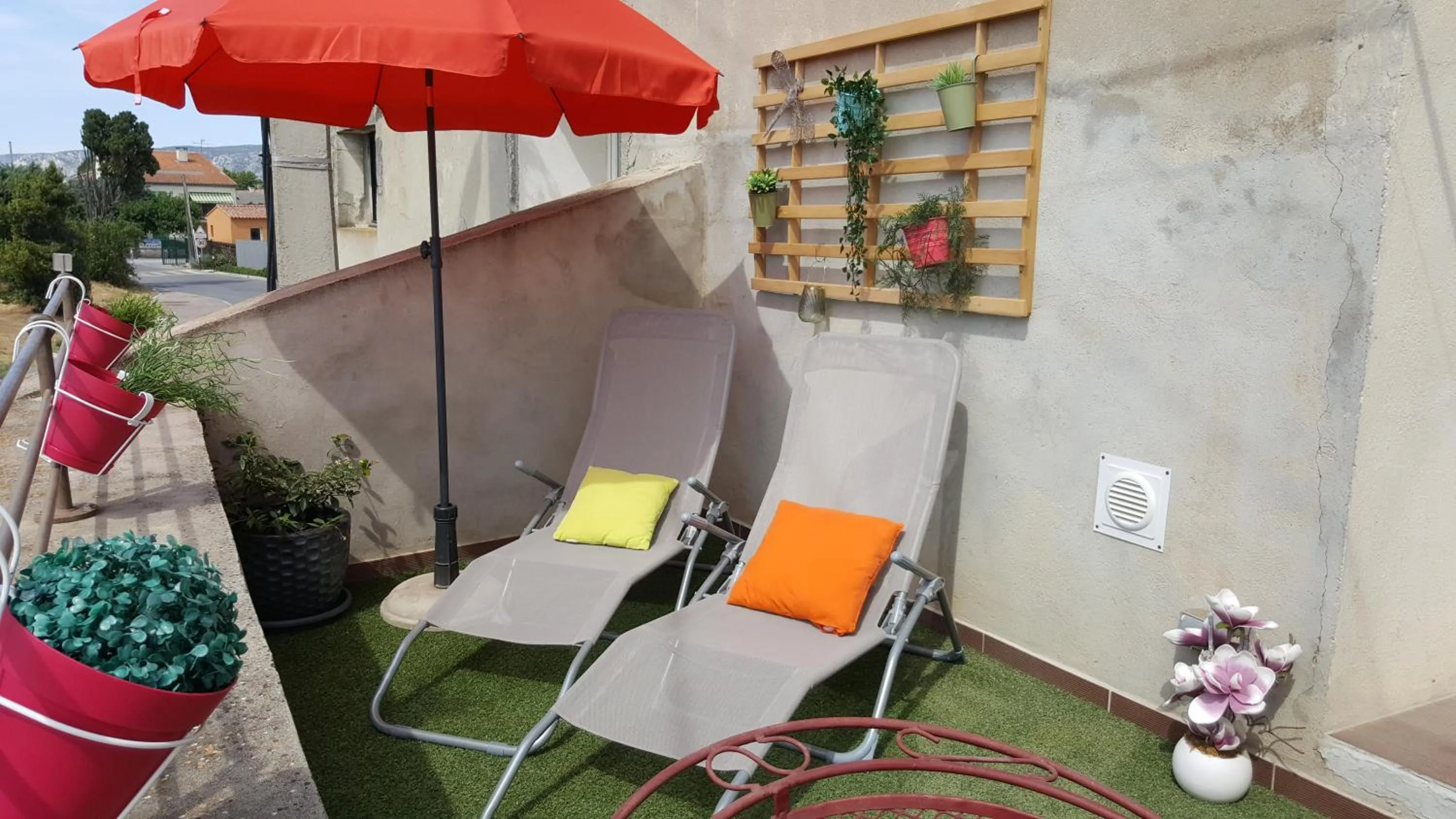 Patio in Le Mas Romantique avec Jacuzzi et Sauna privé