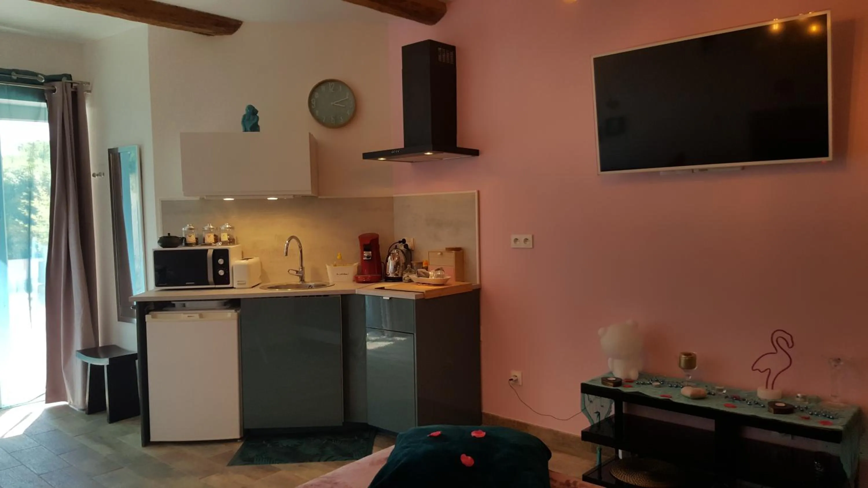 Kitchen or kitchenette in Le Mas Romantique avec Jacuzzi et Sauna privé