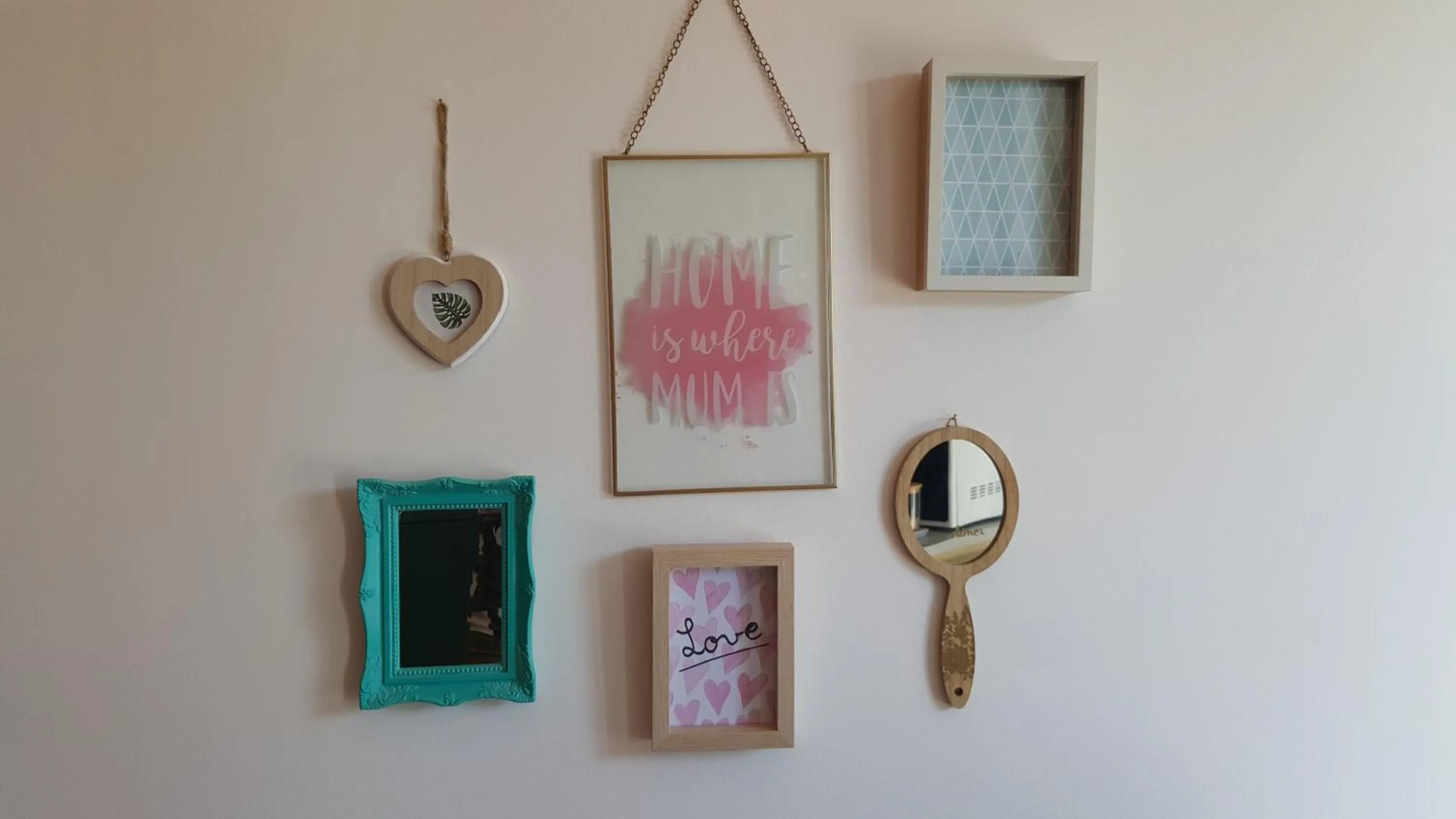 Communal lounge/ TV room in Le Mas Romantique avec Jacuzzi et Sauna privé