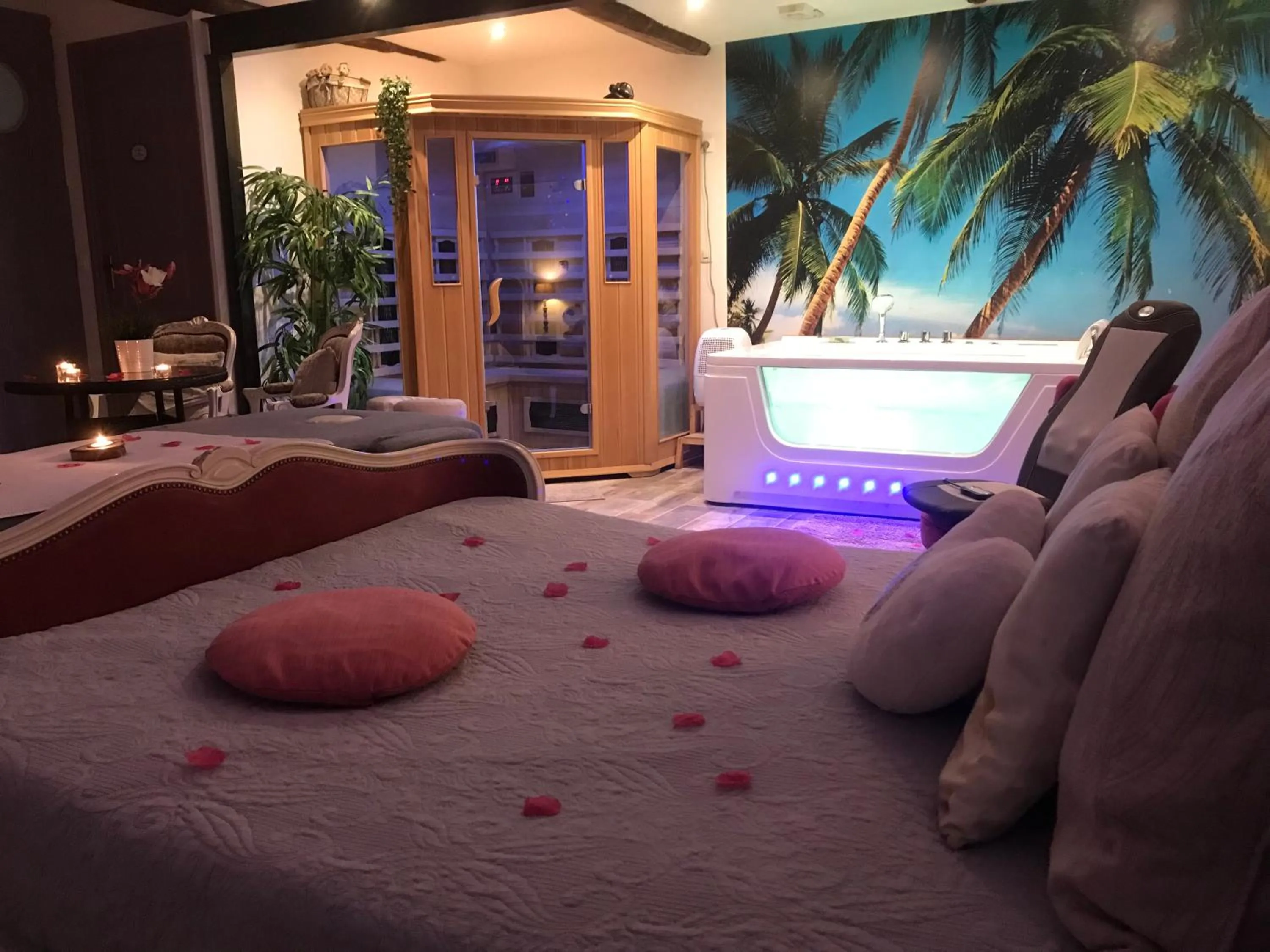 Bed in Le Mas Romantique avec Jacuzzi et Sauna privé
