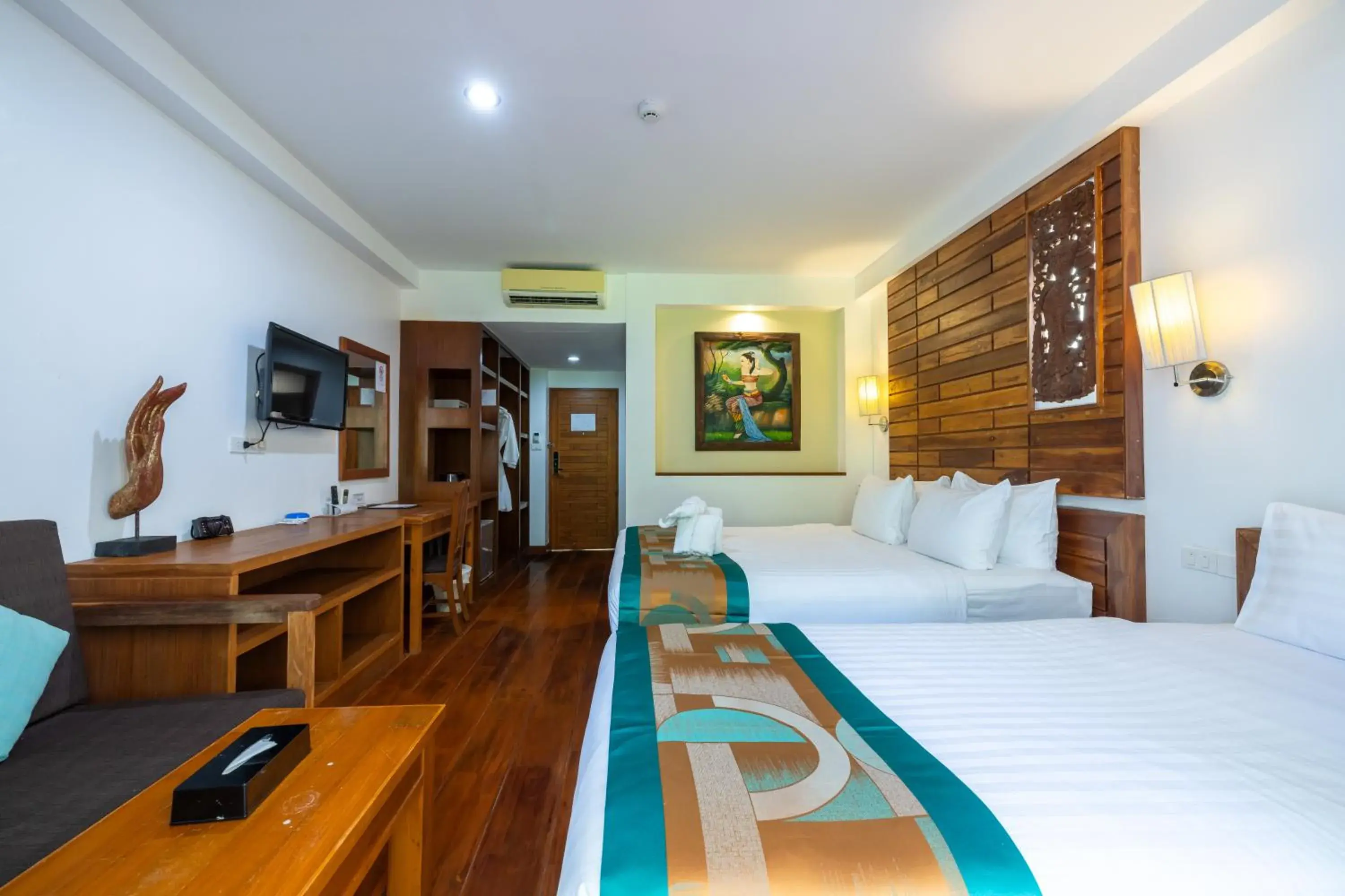 Communal lounge/ TV room, Bed in Phuket Meet Holiday Hotel-Rawai 普吉岛相遇花园度假酒店-拉威店 Communal lounge/ TV room, Bed in Phuket Meet Holiday Hotel-Rawai 普吉岛相遇花园度假酒店-拉威店