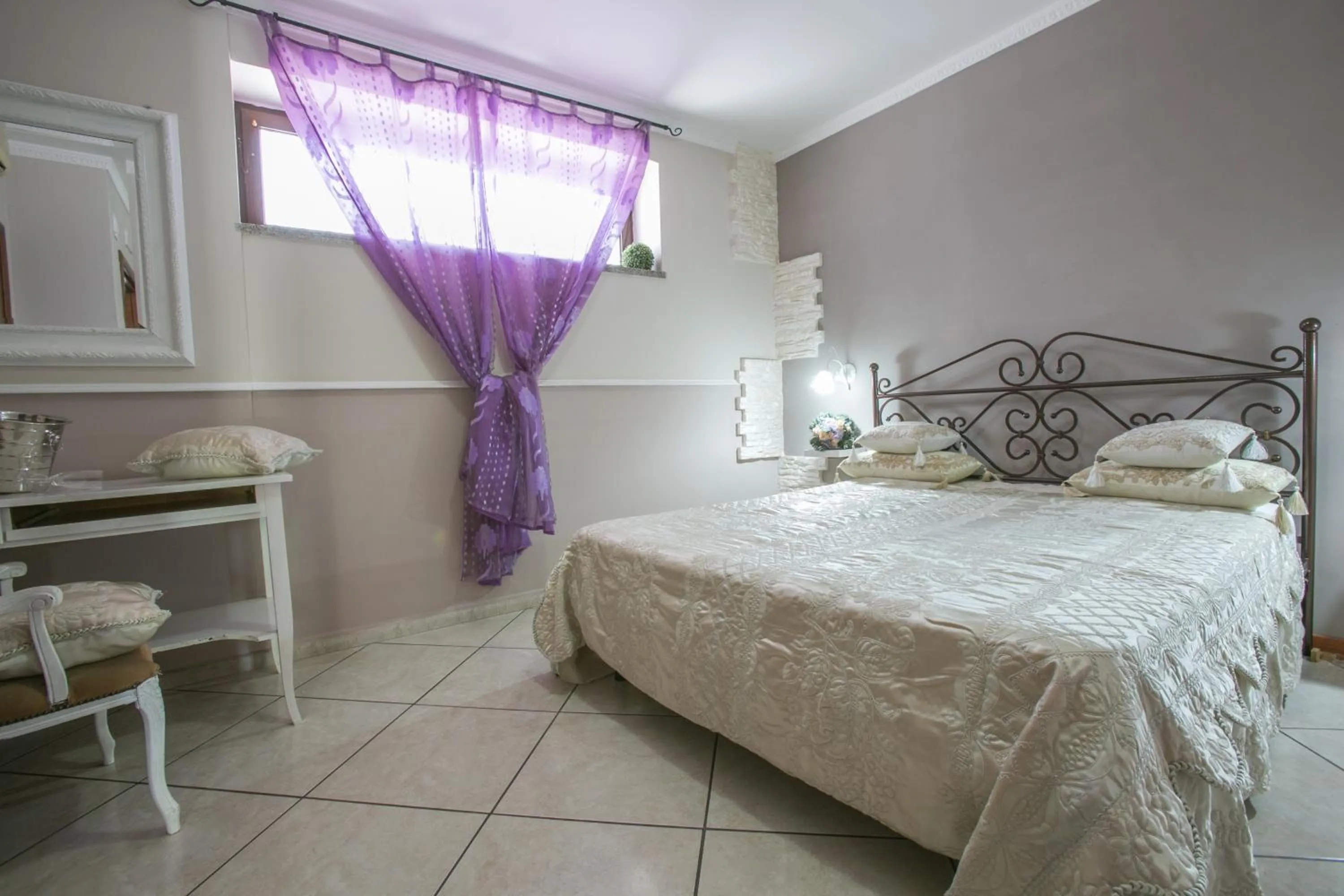 Photo of the whole room, Bed in Hotel la Fenice