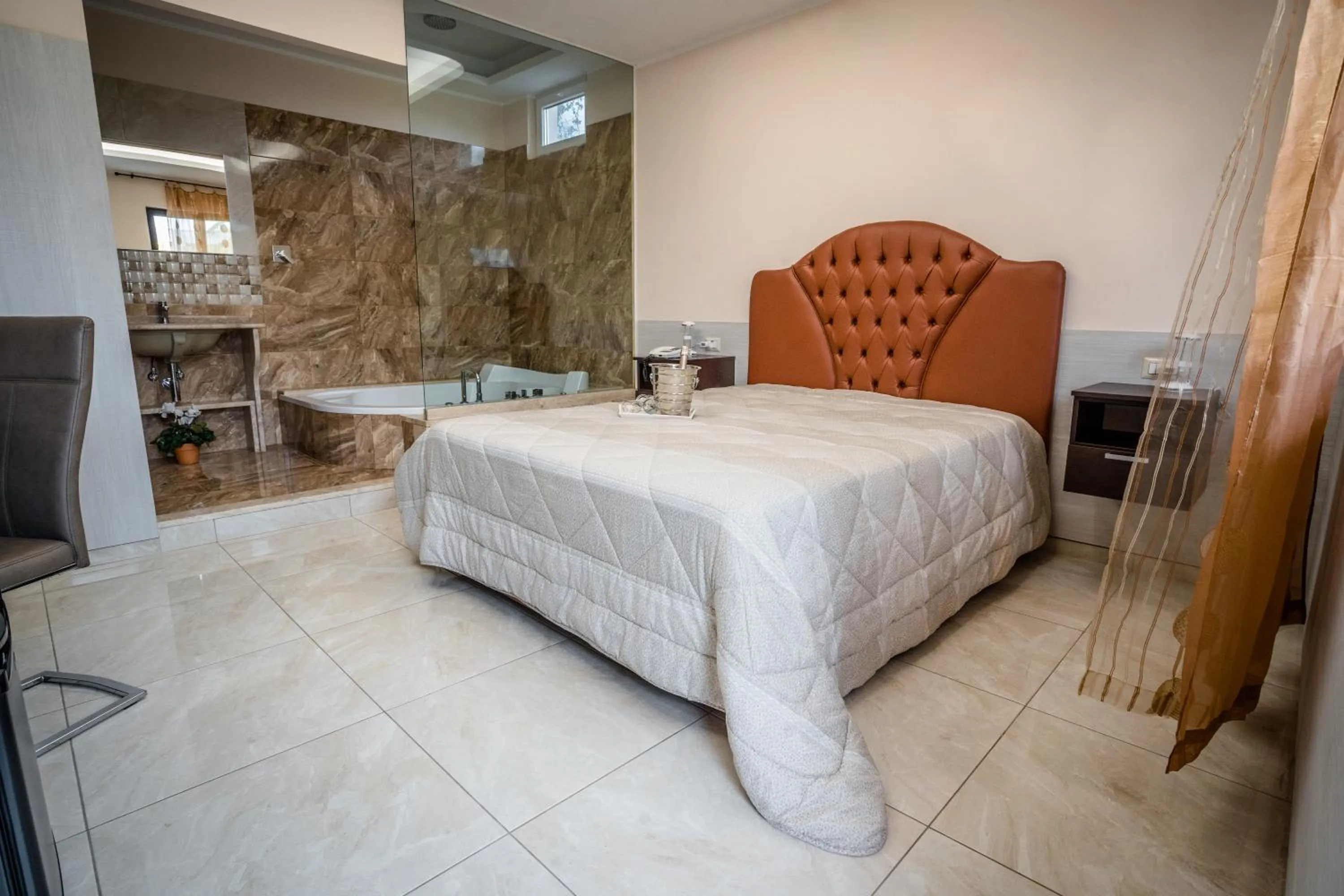 Photo of the whole room, Bed in Hotel la Fenice