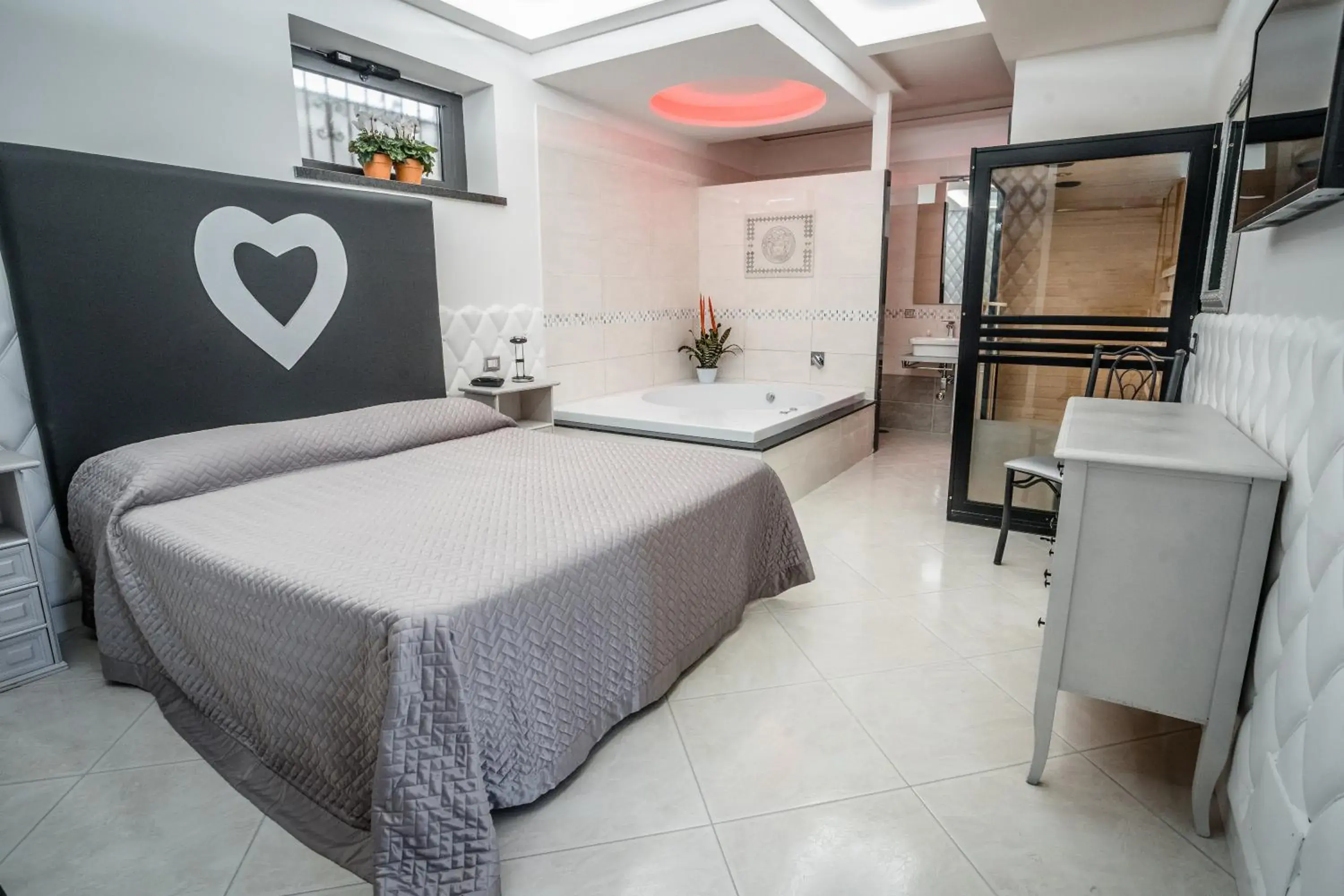 Photo of the whole room, Bed in Hotel la Fenice Photo of the whole room, Bed in Hotel la Fenice