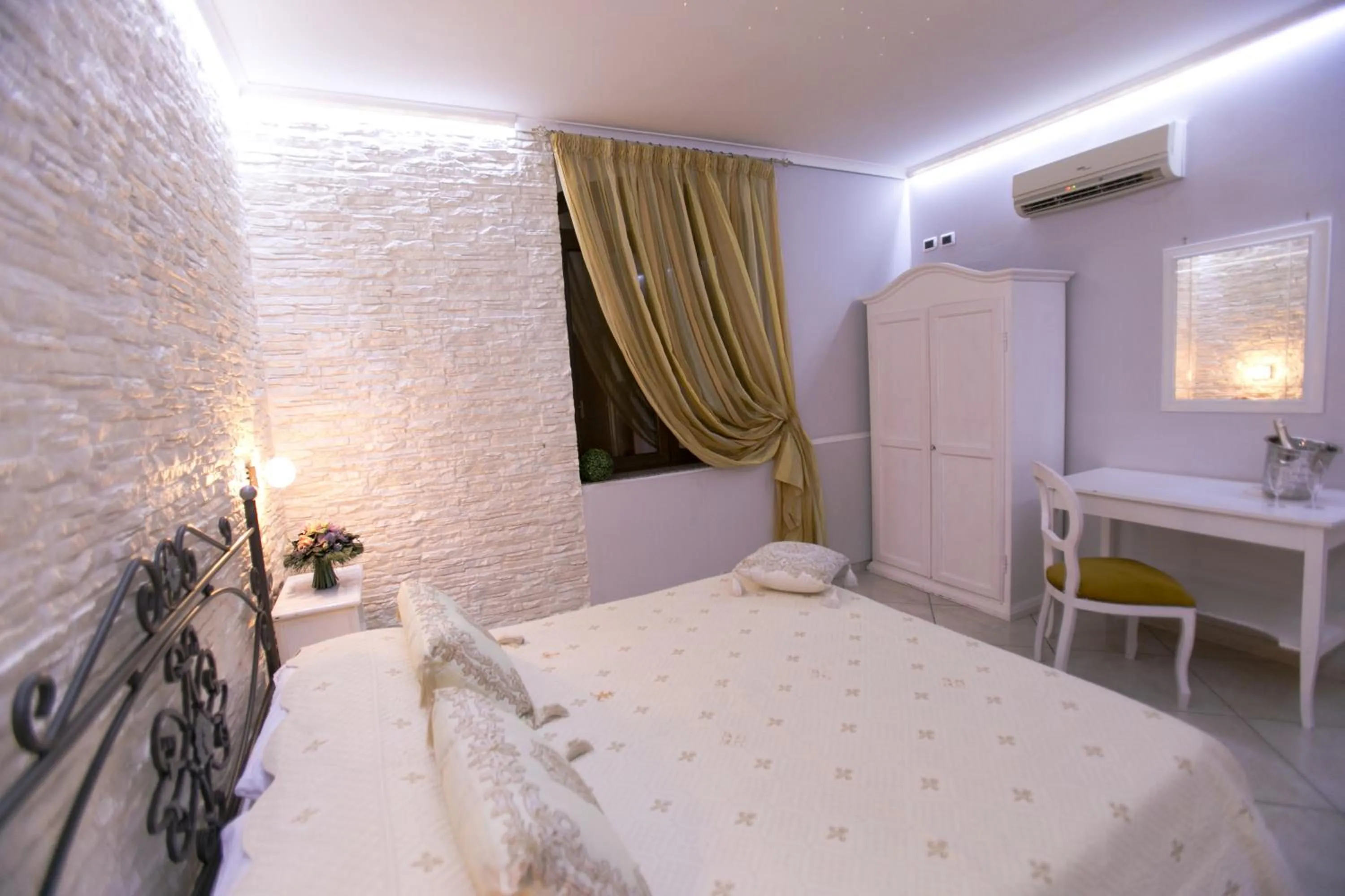 Photo of the whole room, Bed in Hotel la Fenice