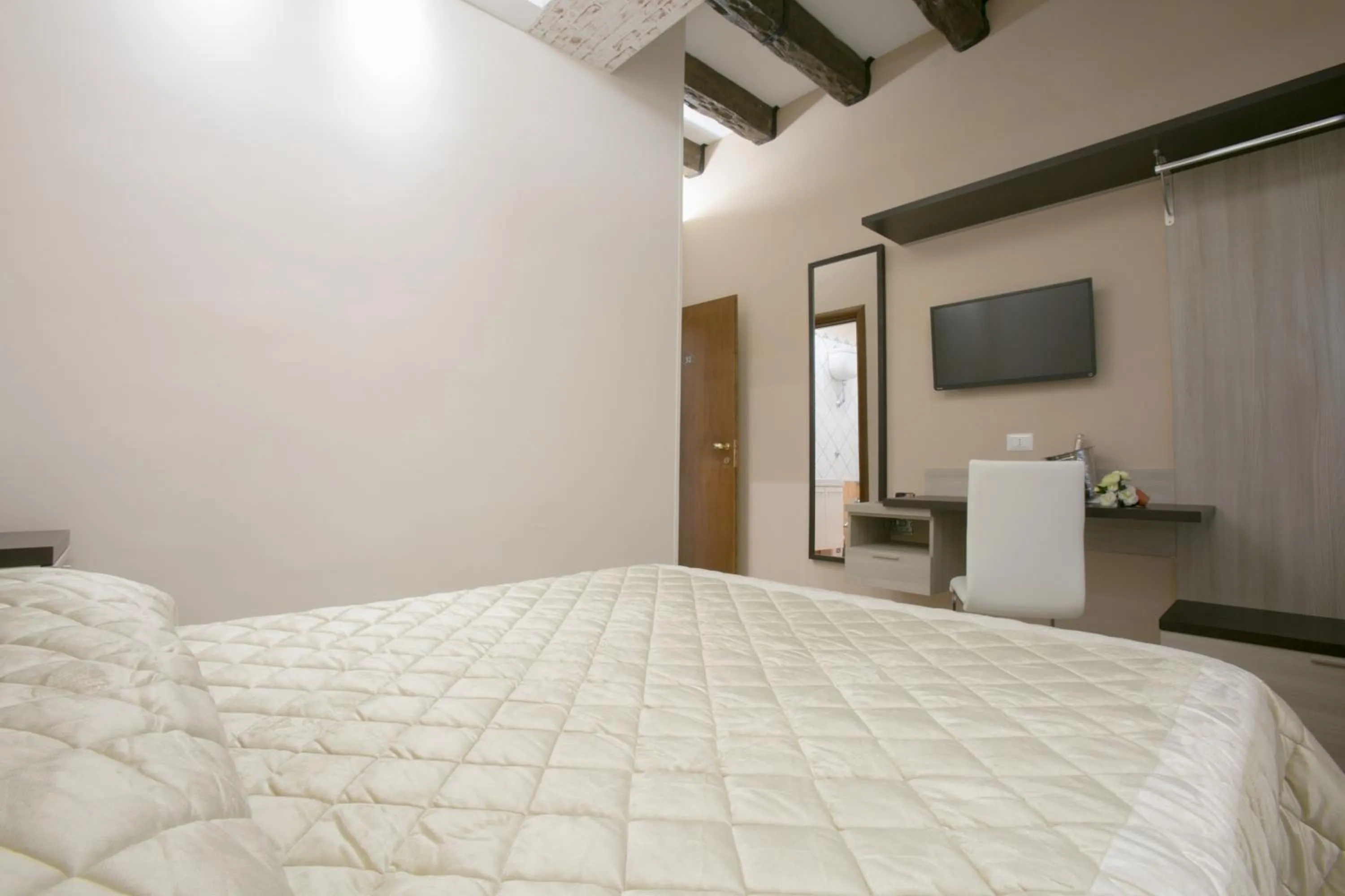 Photo of the whole room, Bed in Hotel la Fenice