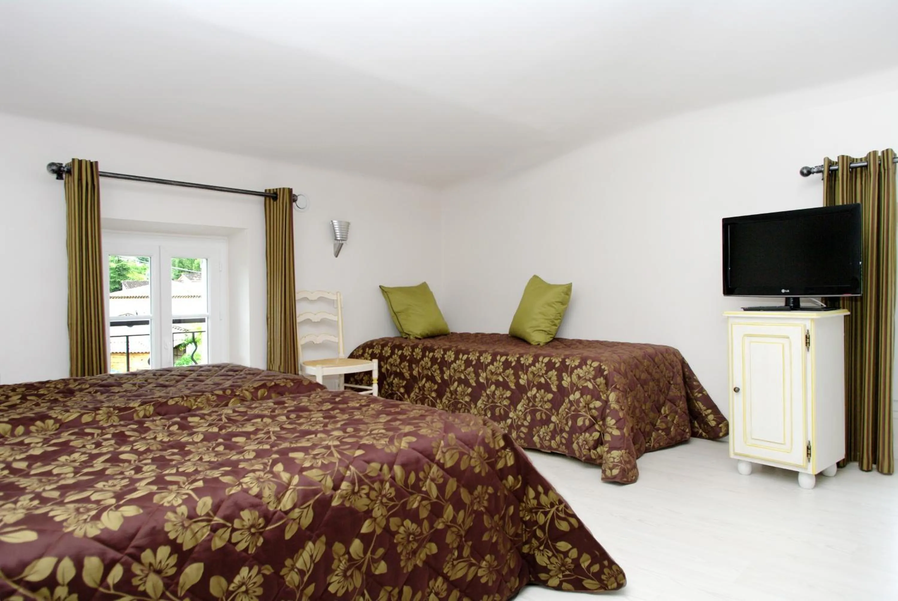 Shower, Bed in Hotel du Bosquet