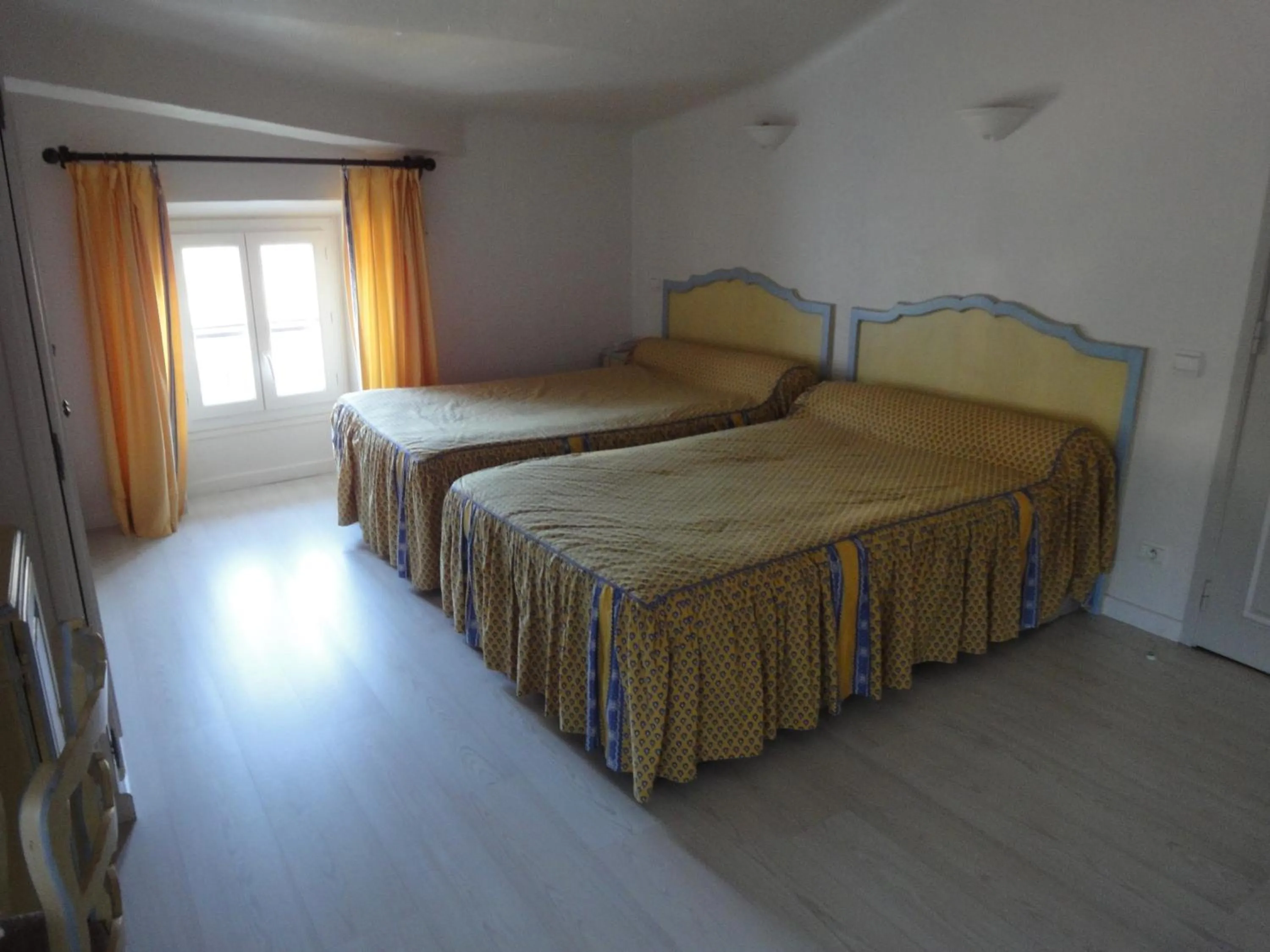 Shower, Bed in Hotel du Bosquet