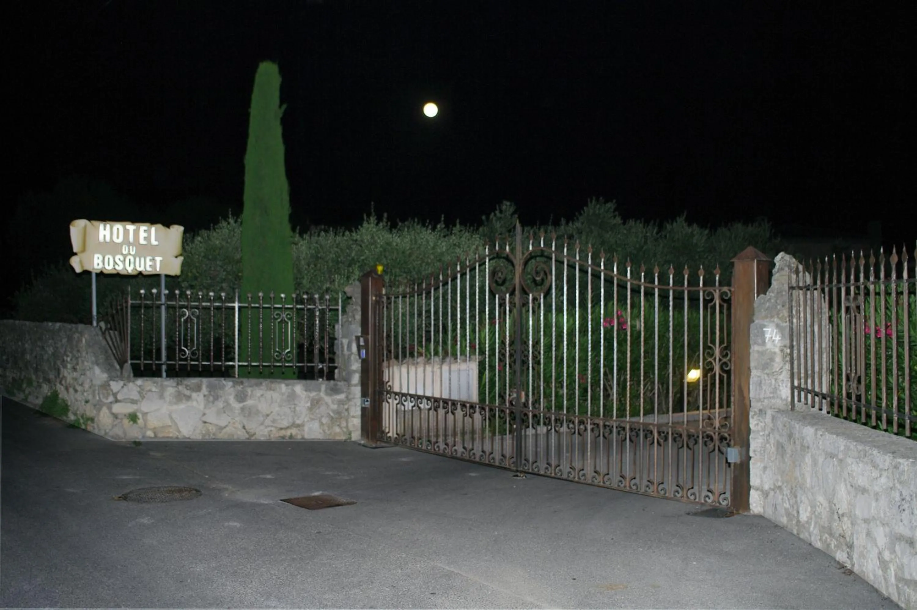 Facade/entrance in Hotel du Bosquet