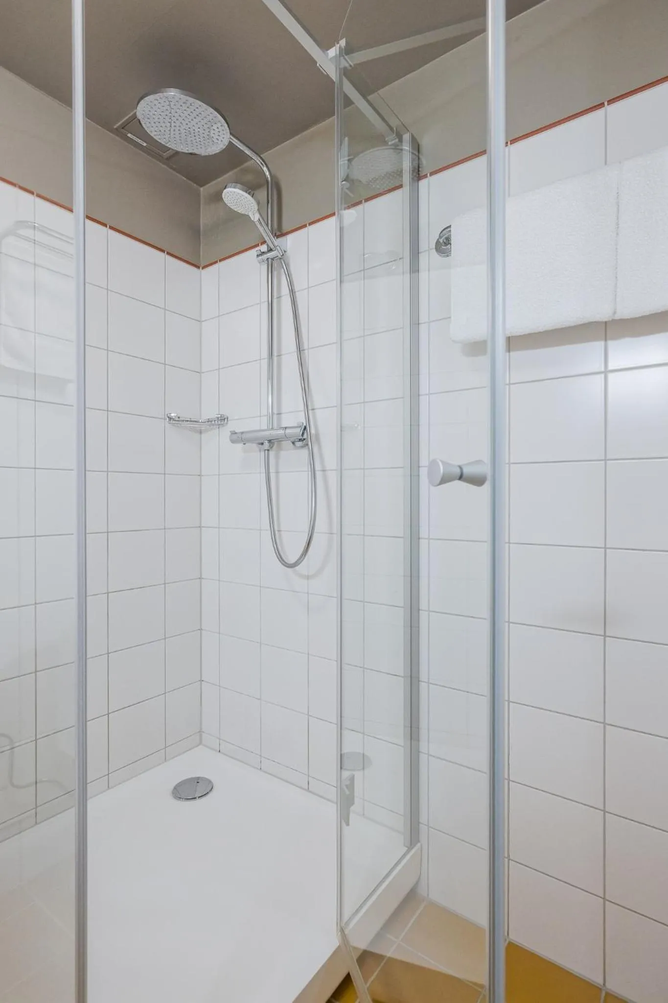 Shower in Grand Hotel Viljandi