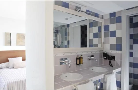 Bathroom, Bed in Hotel Mar d'Espills - Adults Only