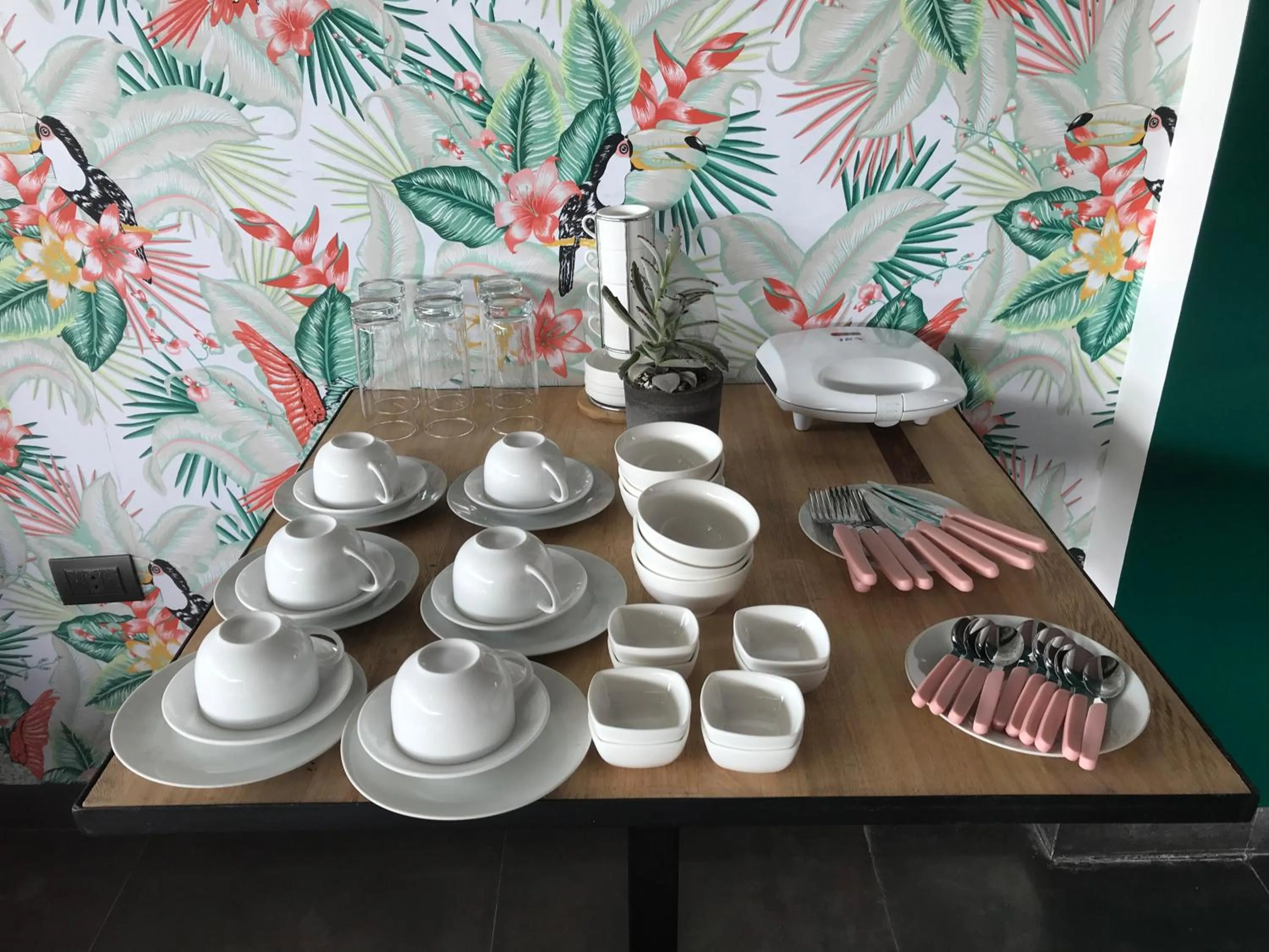 Restaurant/places to eat in Hotel G